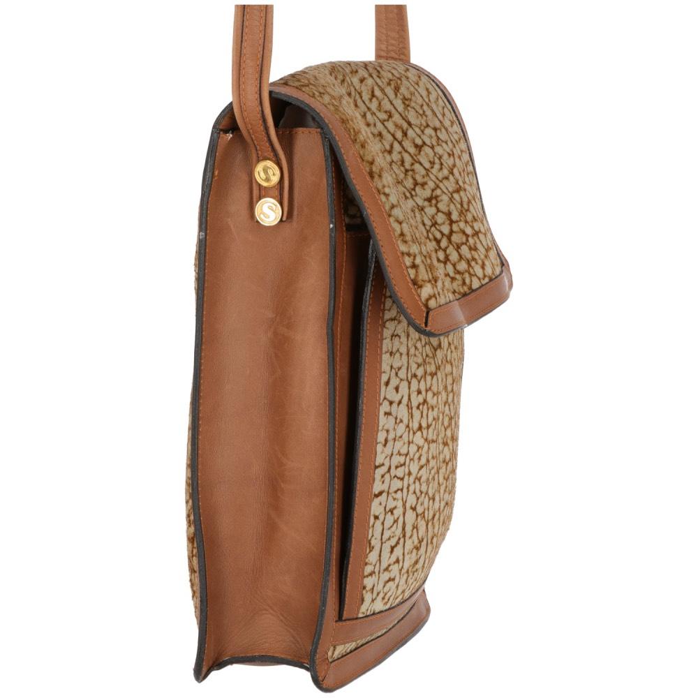 I Santi light brown leather and beige tapir man bag. Two expandable pockets with flap and snap button and back zip pocket. Adjustable shoulder strap, golden metal details with logo and interior lined in tapir printed fabric.

The item shows some
