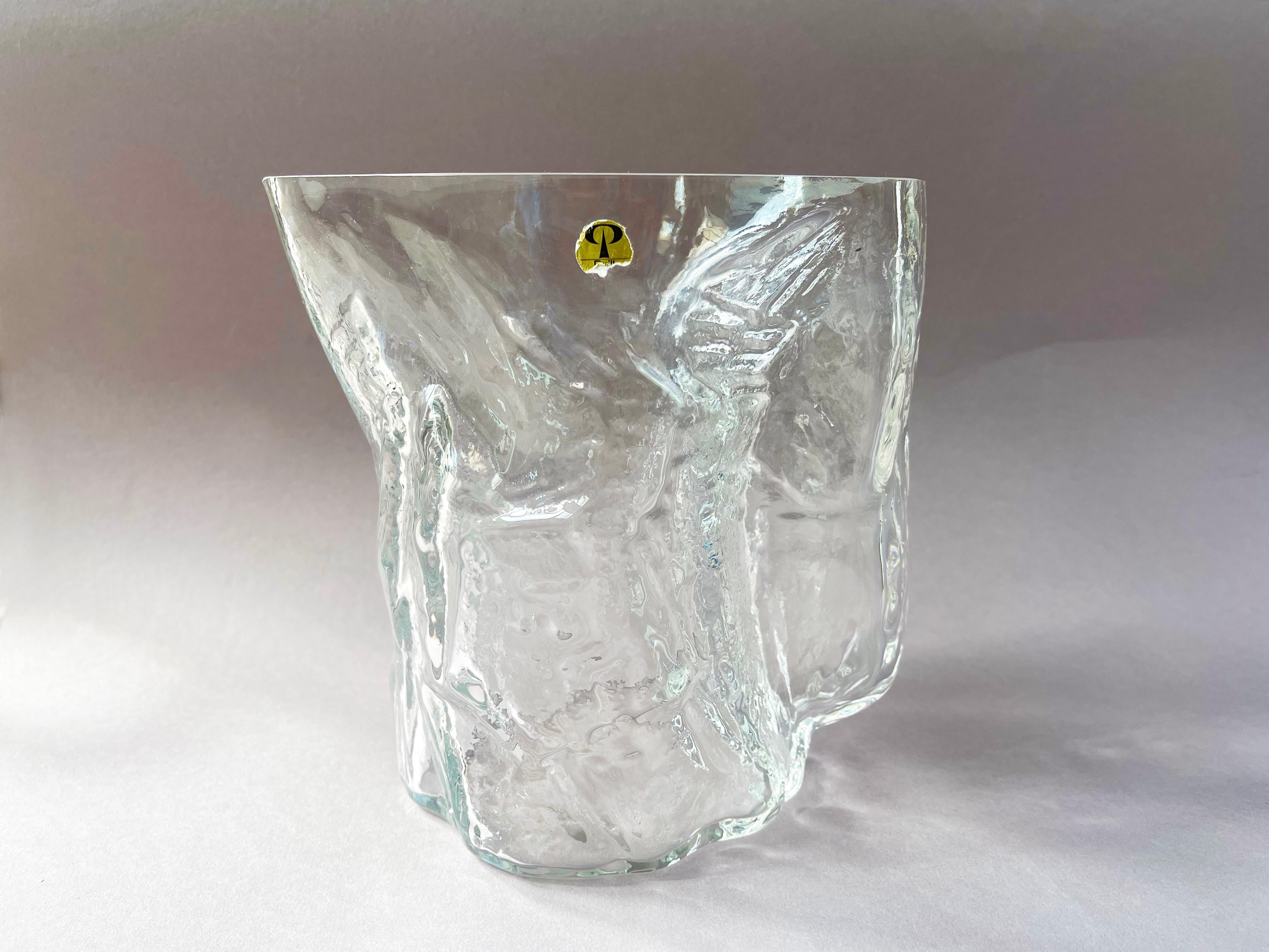 Fabuleux pichet en verre de cristal incolore avec un design de glace rocheuse, série 
