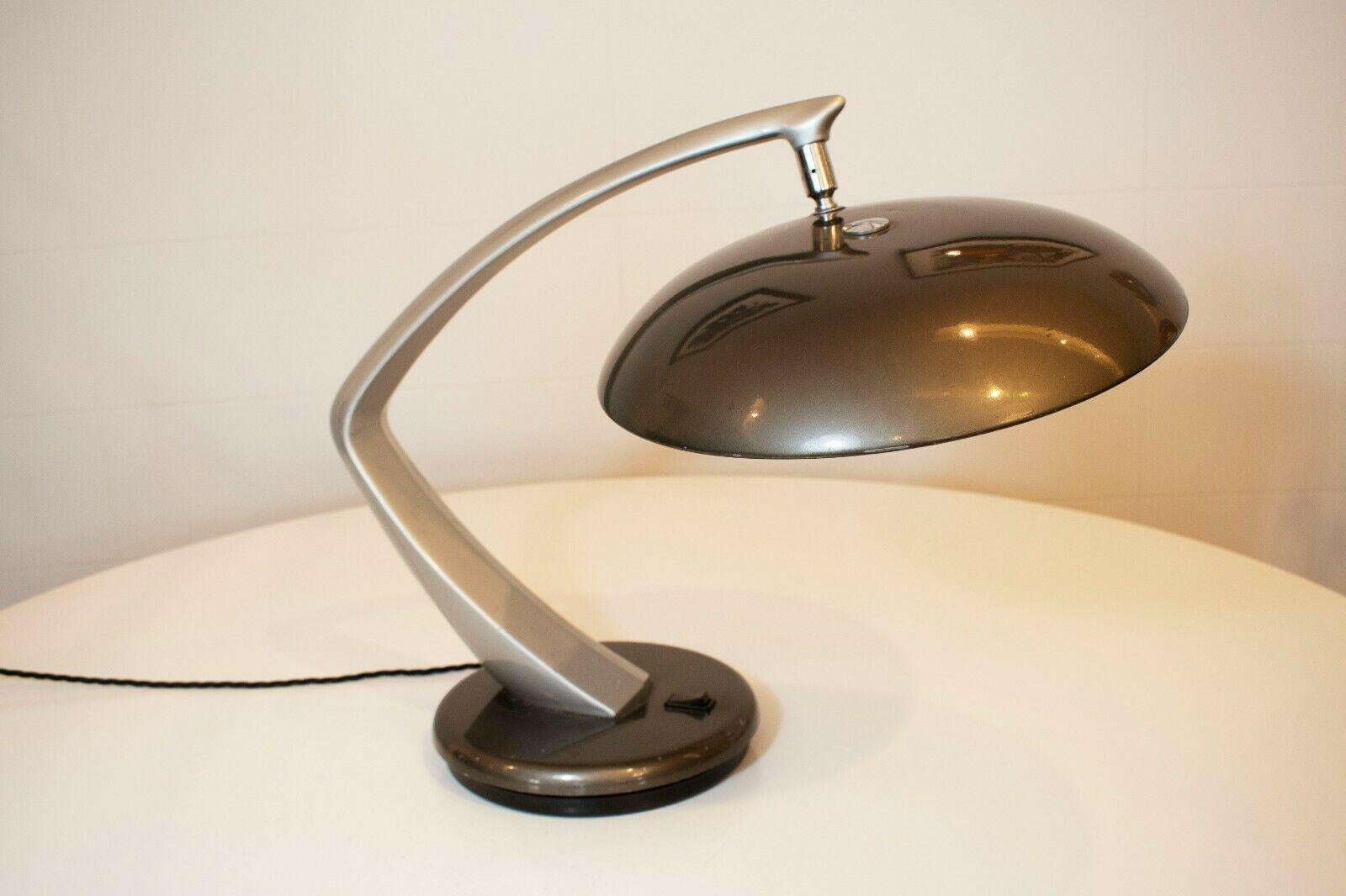 Lampe de bureau pivotante boomerang super cool et élégante fabriquée en Espagne par Fase dans les années 1970, de couleur gris clair/argent.

Cette lampe emblématique, conçue dans le style de l'ère spatiale, a été utilisée dans de nombreux films