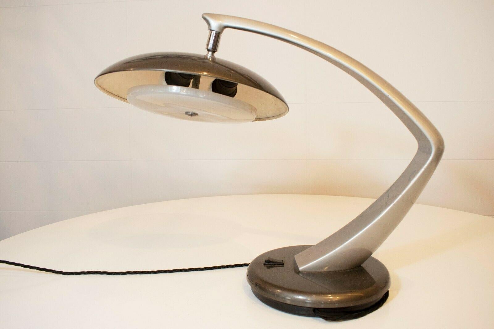 Futuriste Fase, lampe de bureau emblématique de l'ère spatiale Boomerang, années 1970  en vente