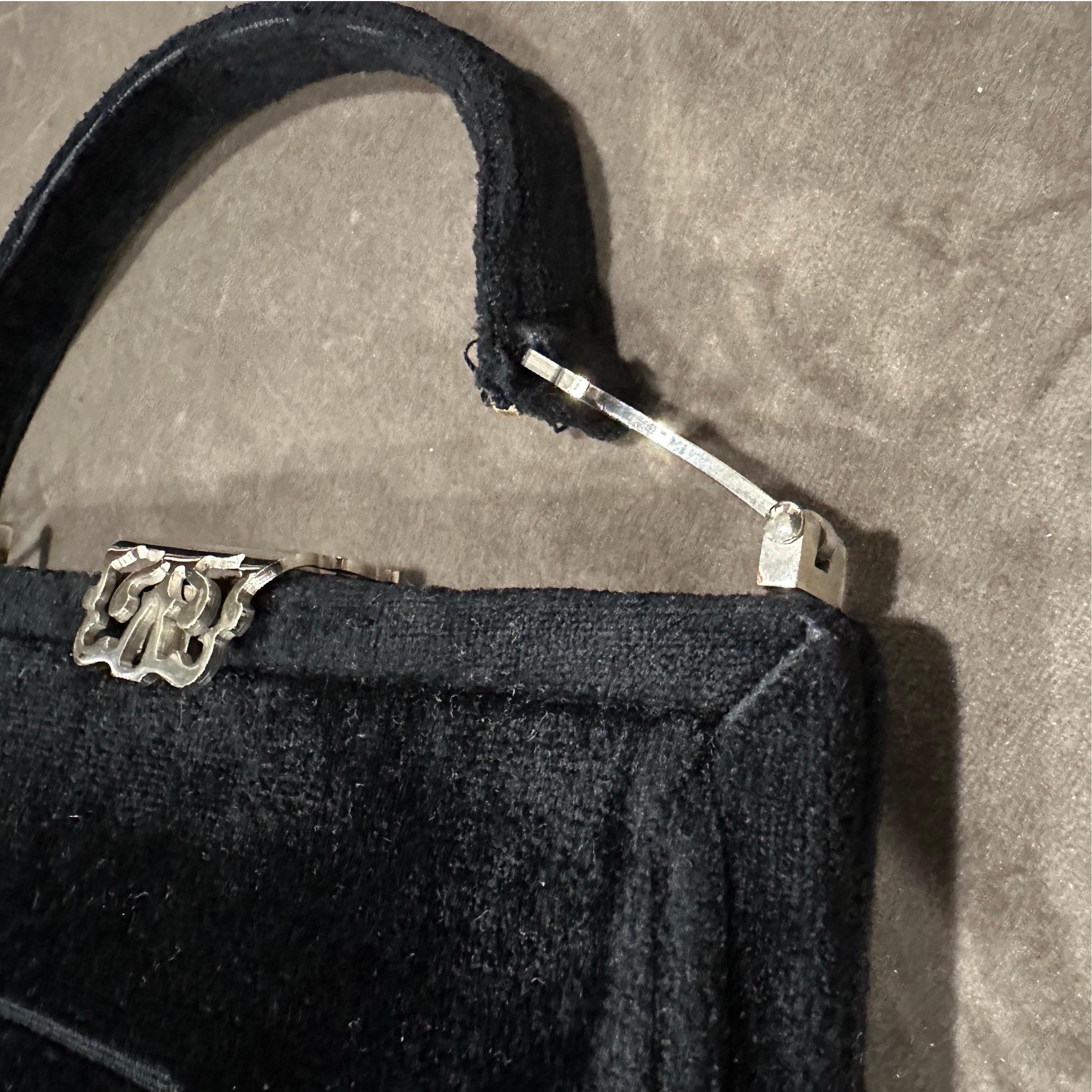 1970er Jahre Ikonische Handtasche aus schwarzem Samt von Roberta di Camerino im Angebot 8
