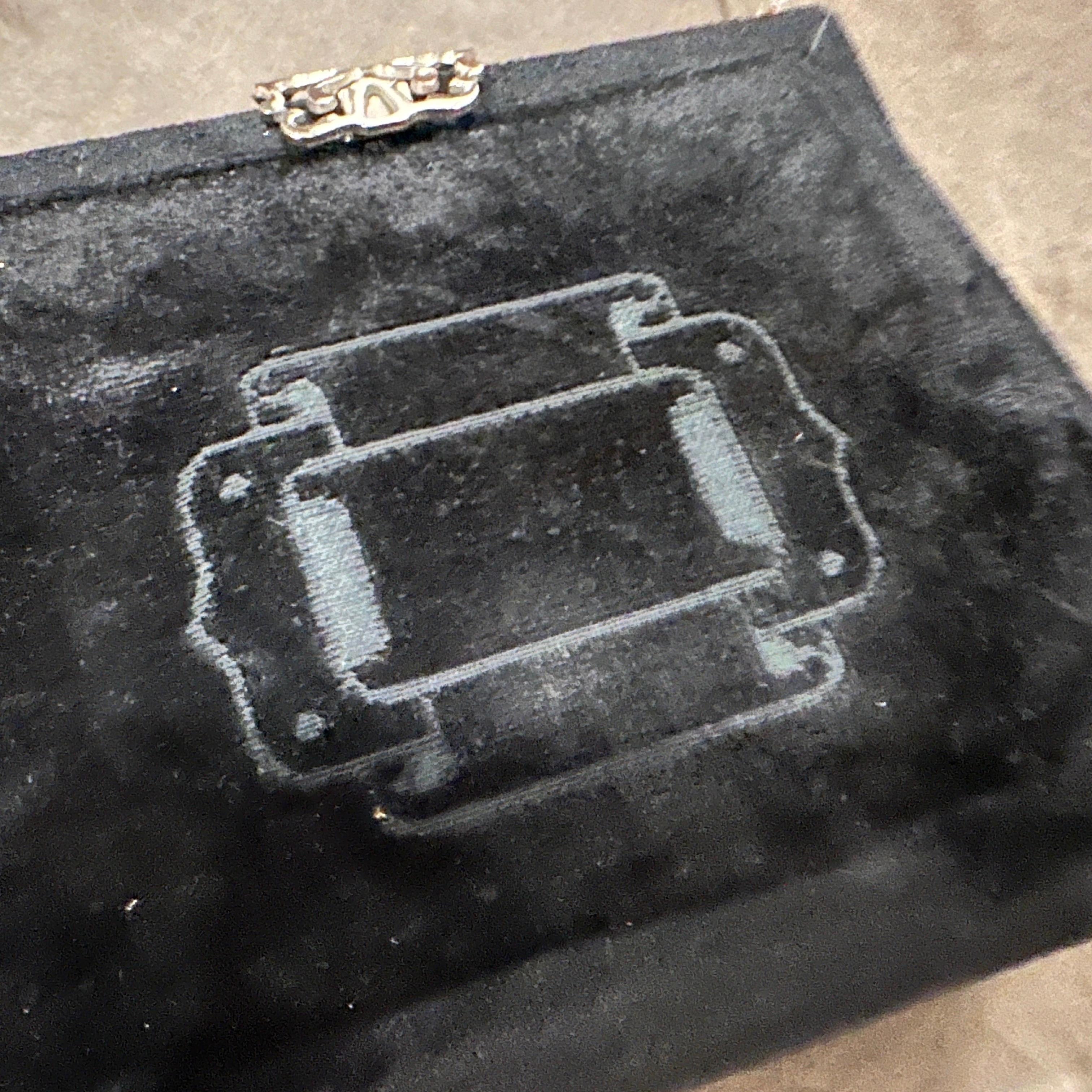 Ikonische 1970er Roberta di Camerino Schwarze Handtasche mit Samtgriff
Zeitlose italienische Eleganz mit dieser kultigen Vintage-Handtasche mit schwarzem Samtgriff der berühmten Designerin Roberta di Camerino, die für ihren innovativen Einsatz