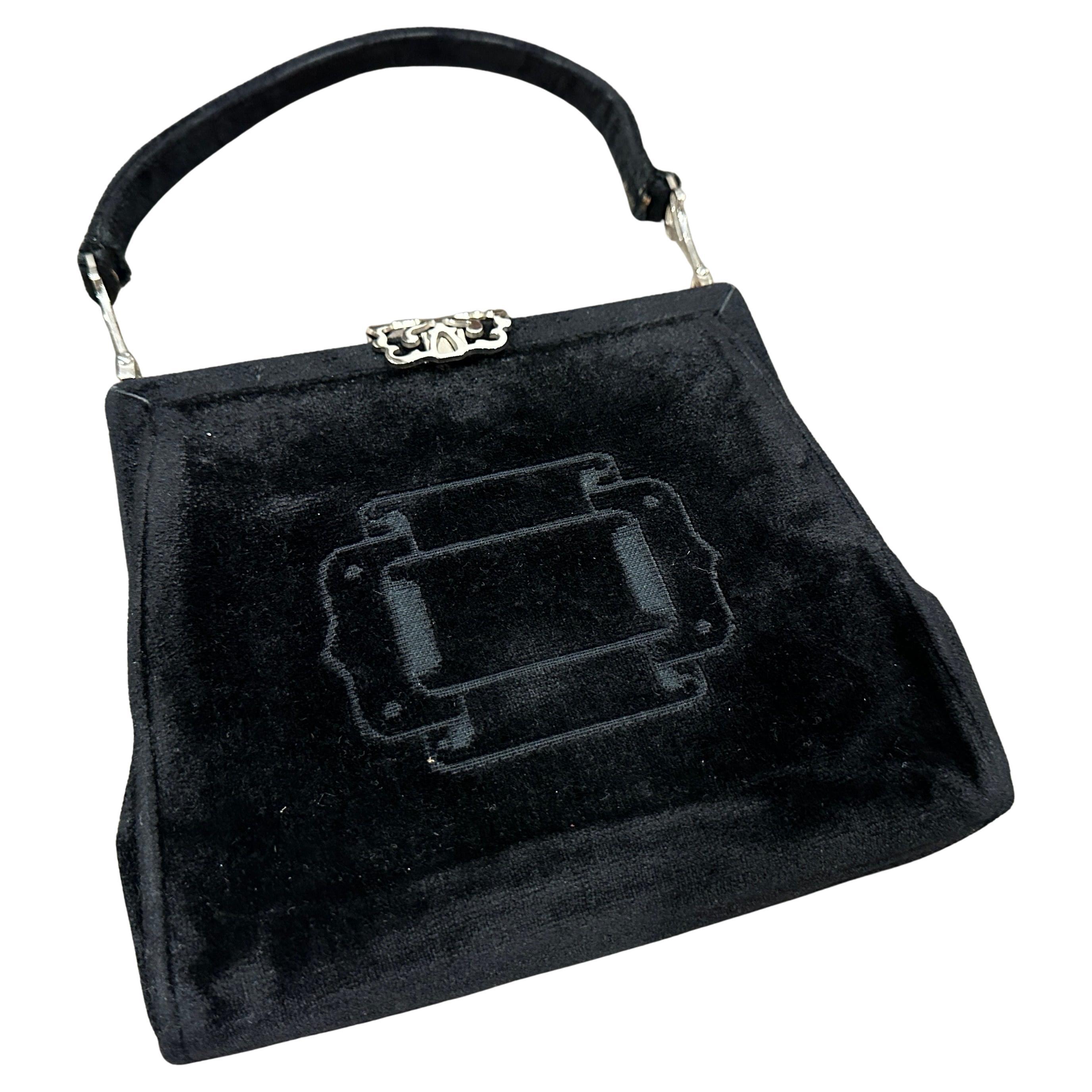 1970er Jahre Ikonische Handtasche aus schwarzem Samt von Roberta di Camerino im Angebot