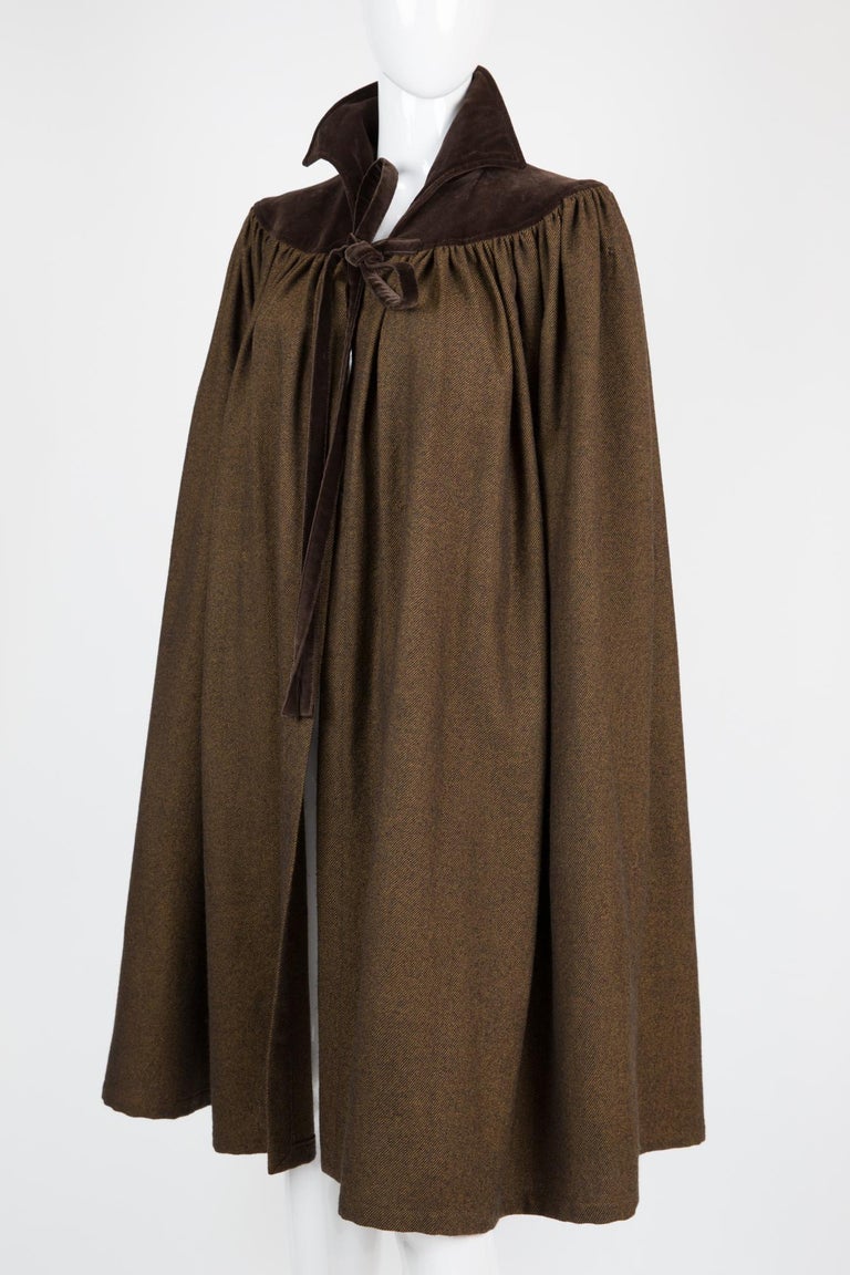  1970s Iconic Yves Saint Laurent Brown Wool Velvet Cape In Good Condition For Sale In Paris, FR
