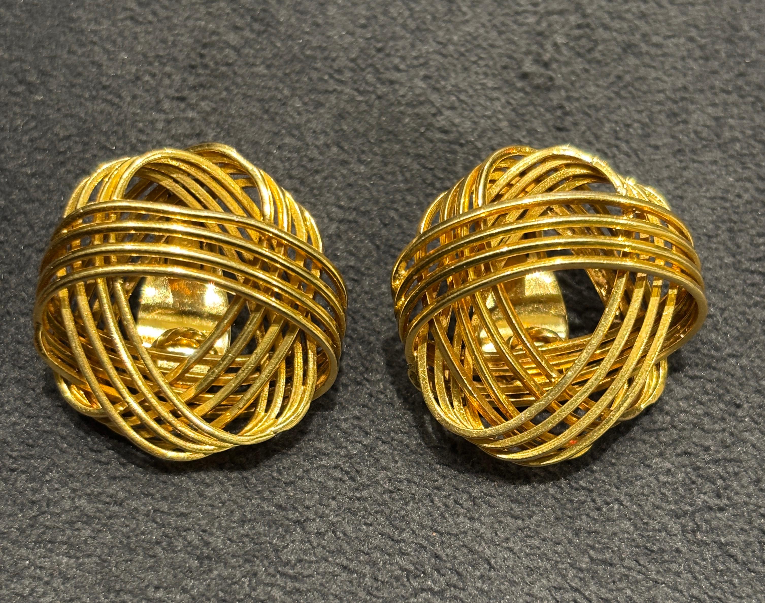 Questi eleganti orecchini a clip Lalaounis degli anni '70 sono realizzati in oro giallo 18 carati e disegnati a forma di nodo. Sono molto comodi da indossare e, se lo si desidera, è possibile applicare una spilla per una maggiore sicurezza.