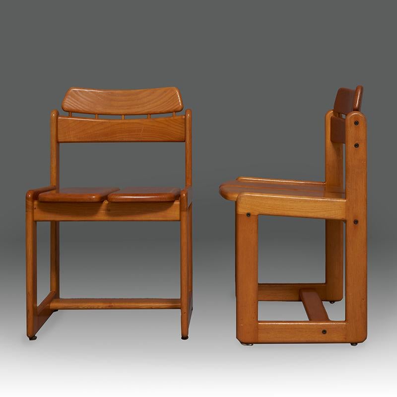 Coppia di sedie in legno di frassino ''Tapiolina'' del designer finlandese Ilmari Tapiovaara per Fratelli Montina. Italia, anni '70.
Il lavoro di Ilmari Tapiovaara è caratterizzato dal funzionalismo più radicale. Ha studiato alla Helsinki Fine Arts