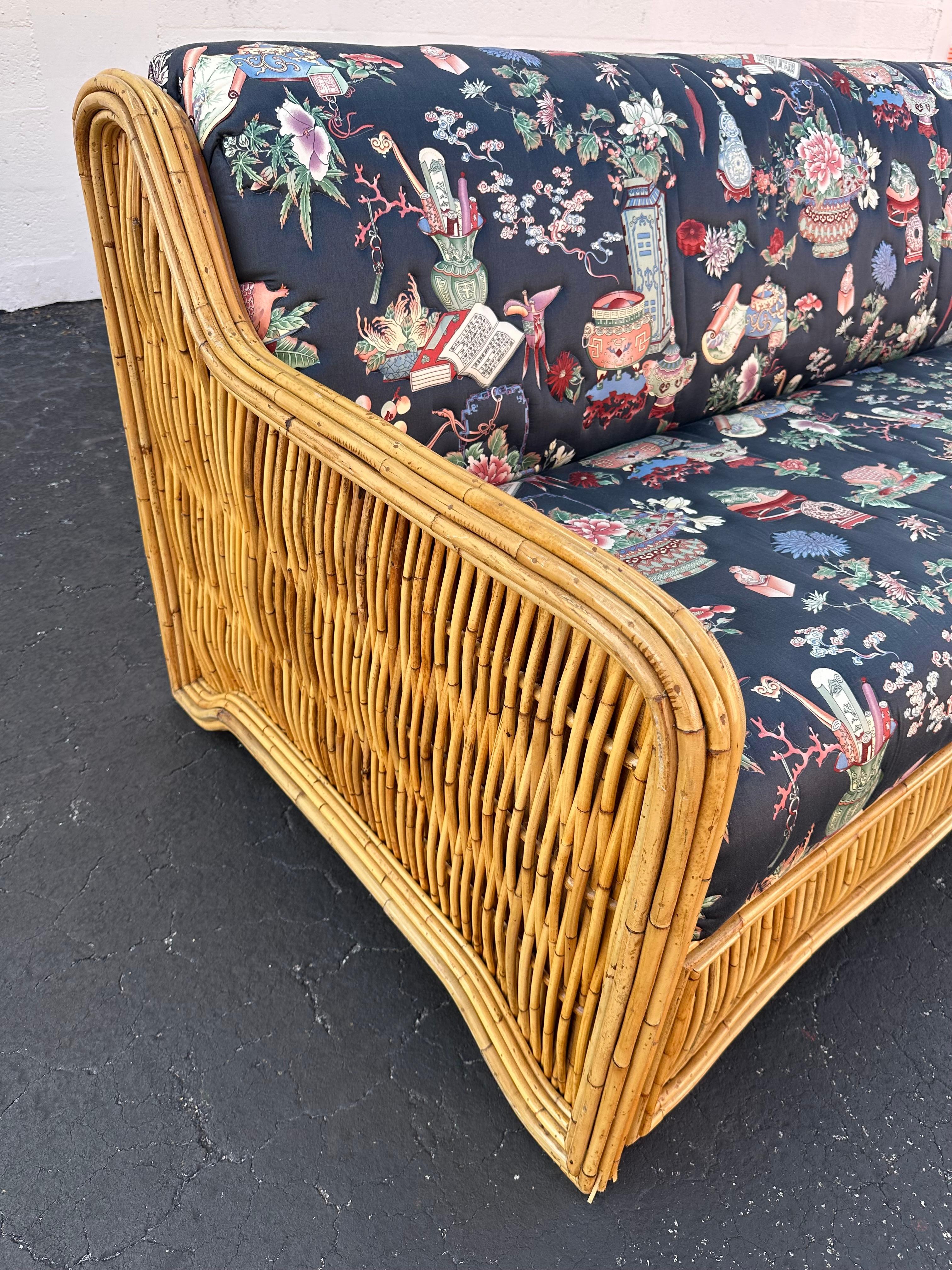 1970s Inmaculada acolchado estilo Chinoiserie Ratán Reed Sofá en venta 3