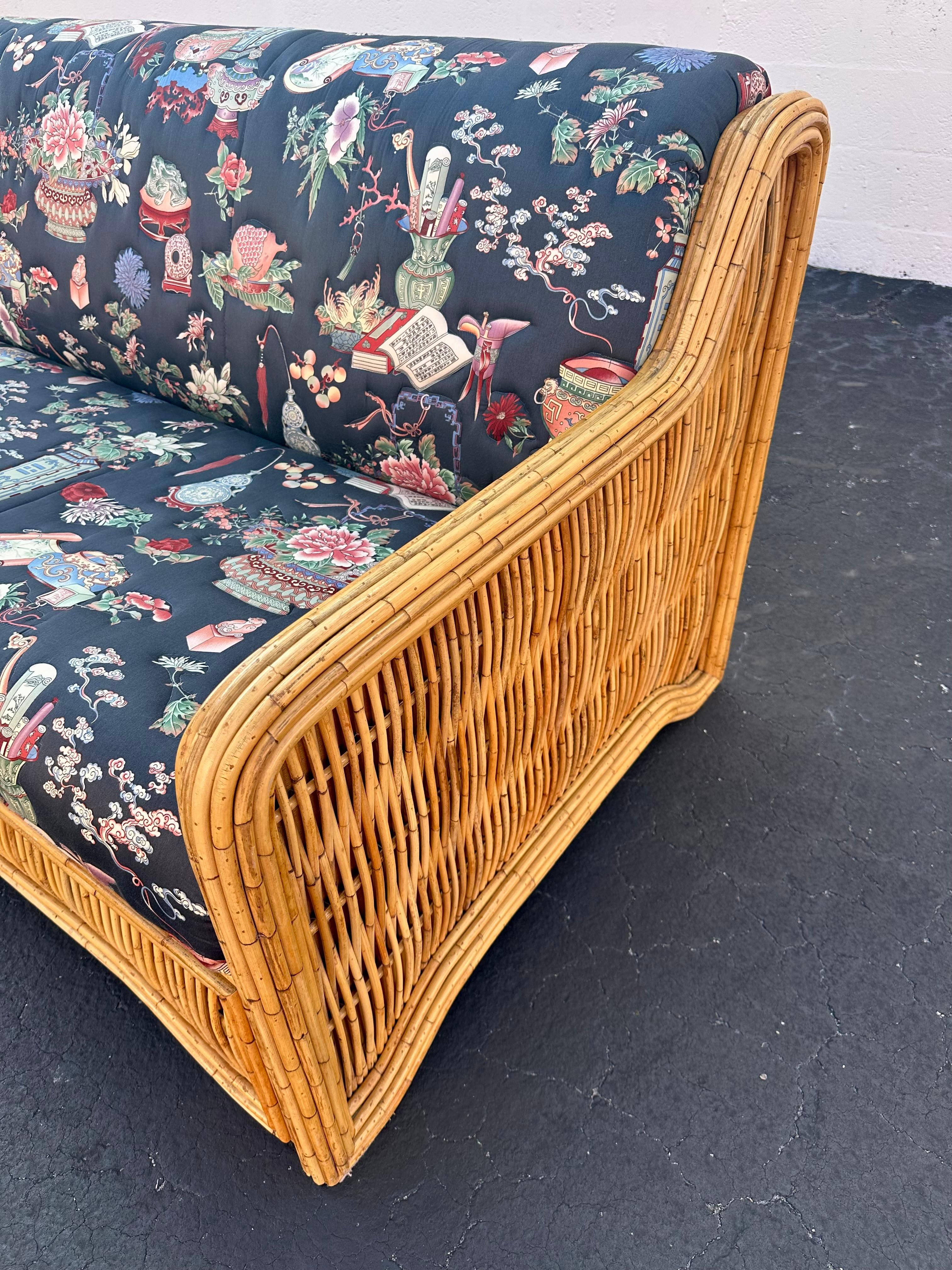 1970s Inmaculada acolchado estilo Chinoiserie Ratán Reed Sofá en venta 4