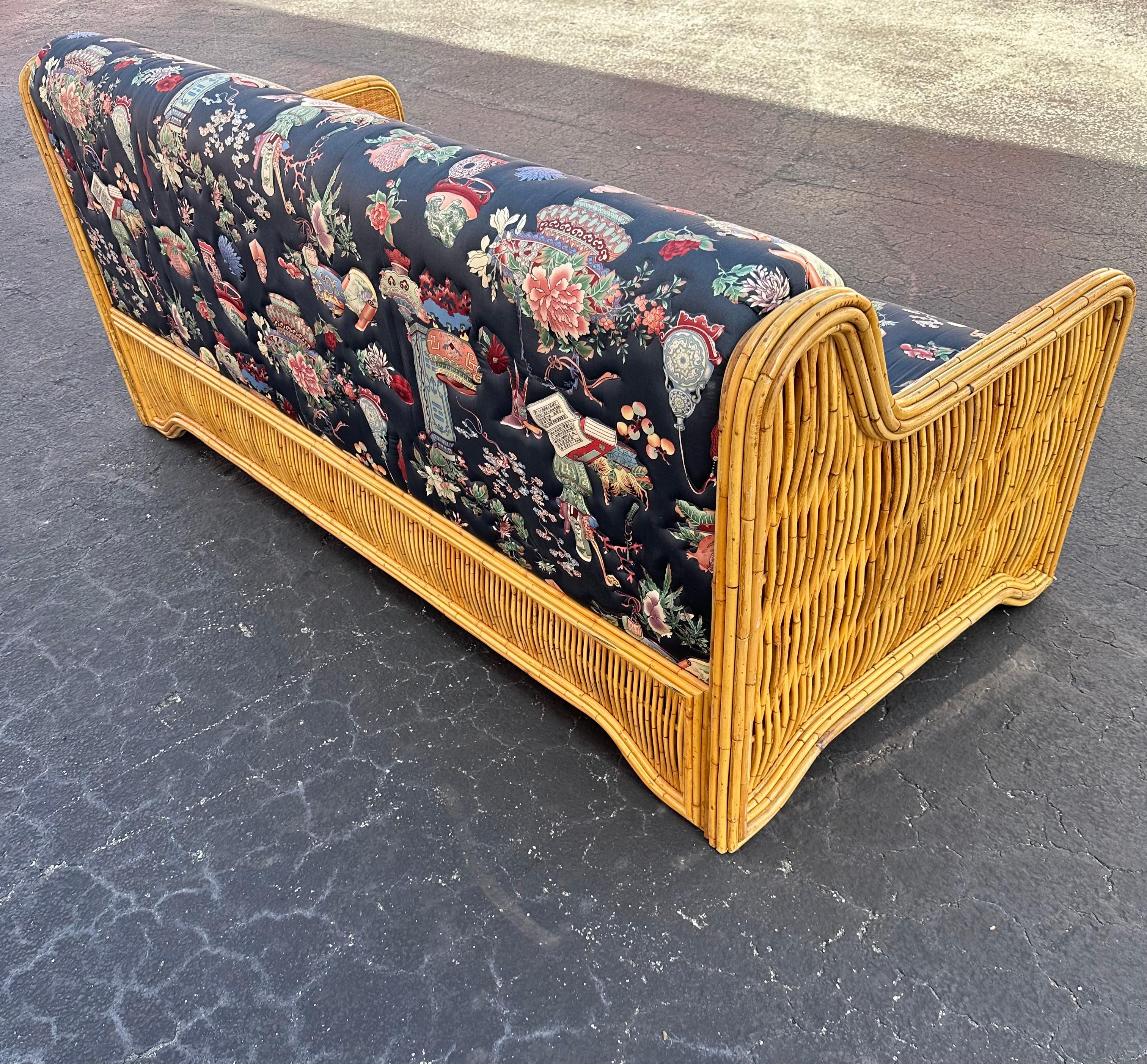 1970s Inmaculada acolchado estilo Chinoiserie Ratán Reed Sofá en venta 5