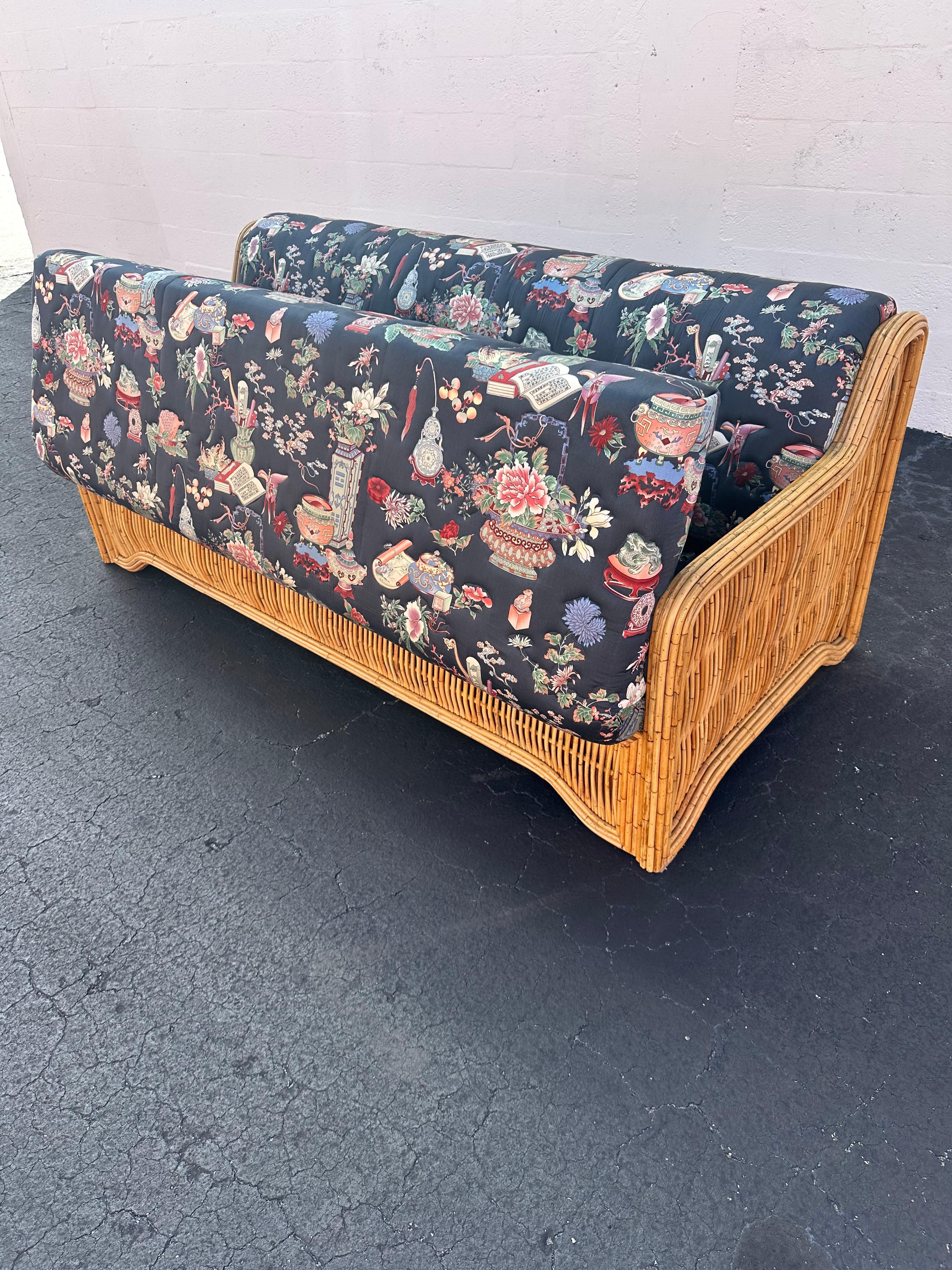 1970s Inmaculada acolchado estilo Chinoiserie Ratán Reed Sofá en venta 6