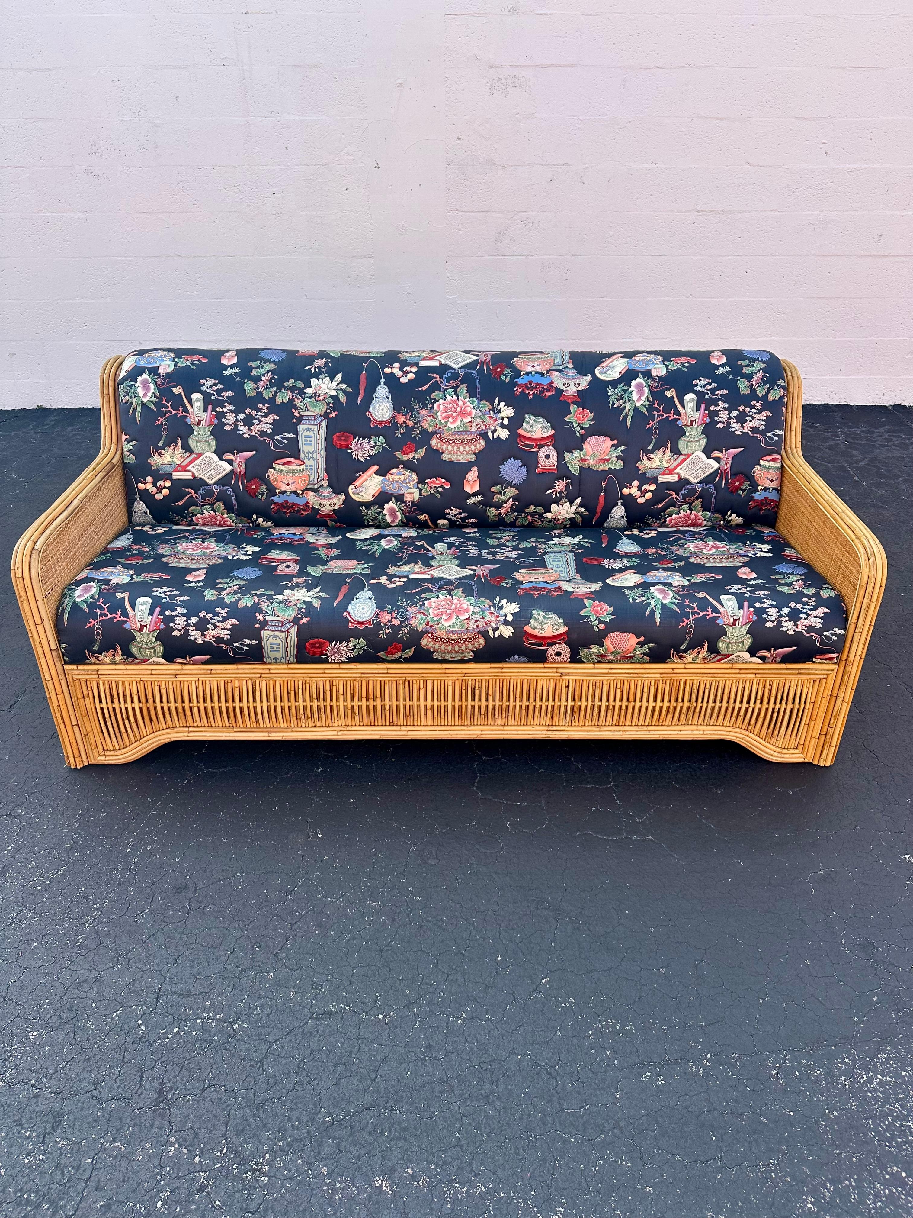 Se ofrece en esta rara ocasión uno de los sofás de estilo chinoiserie más bonitos que puedas esperar encontrar. Compartimento extra oculto con una traviesa nueva y sin usar. El diseño es extraordinario en todas partes. El sofá de ratán apilado