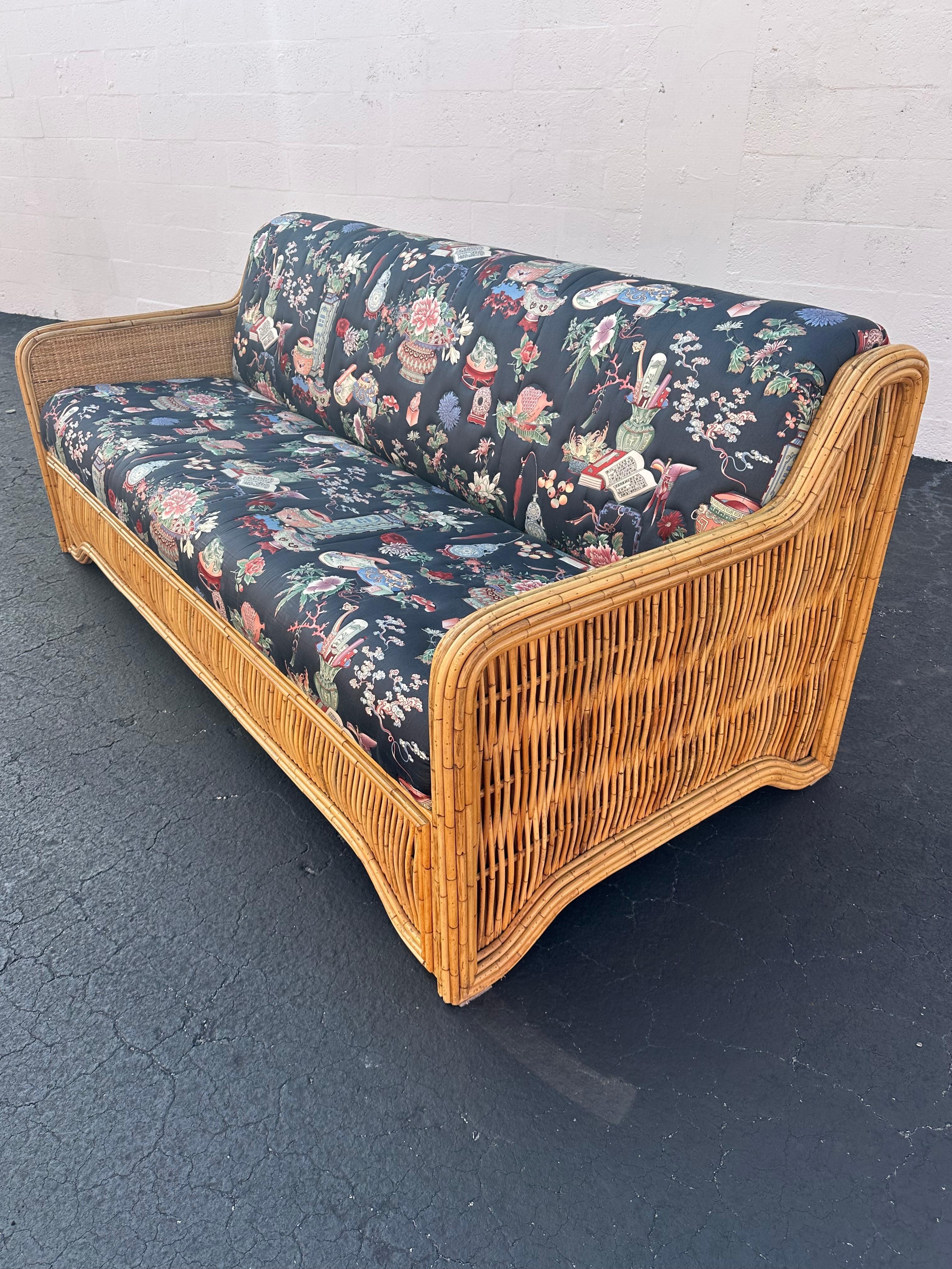 1970s Inmaculada acolchado estilo Chinoiserie Ratán Reed Sofá Asiático en venta