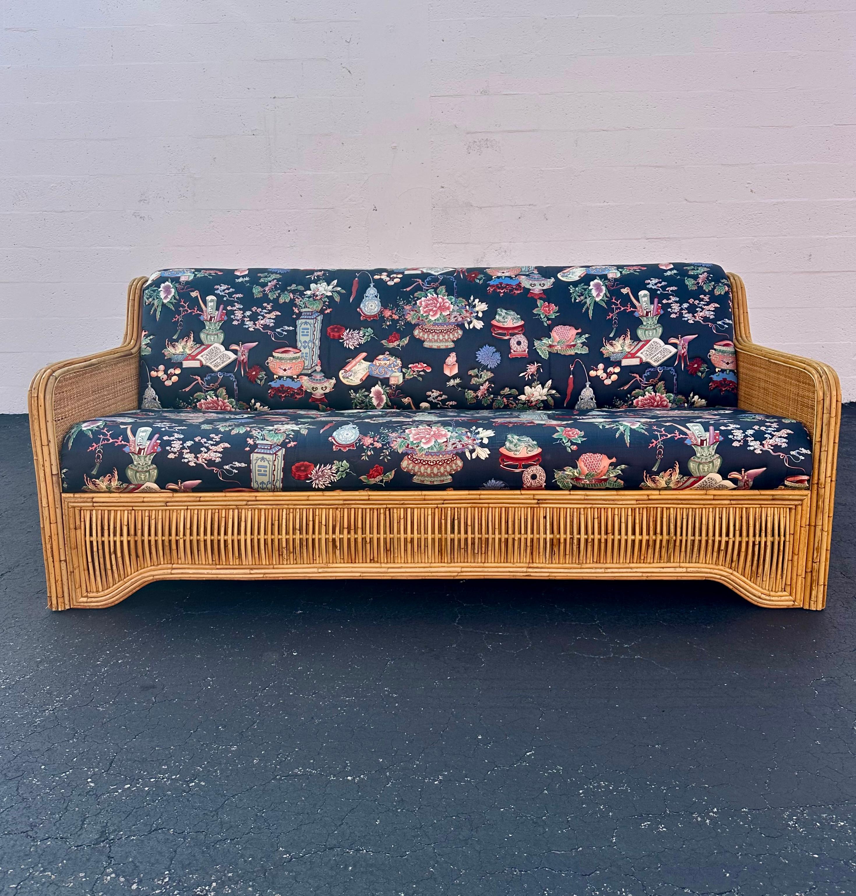 1970s Inmaculada acolchado estilo Chinoiserie Ratán Reed Sofá en Bueno estado para la venta en Fort Lauderdale, FL