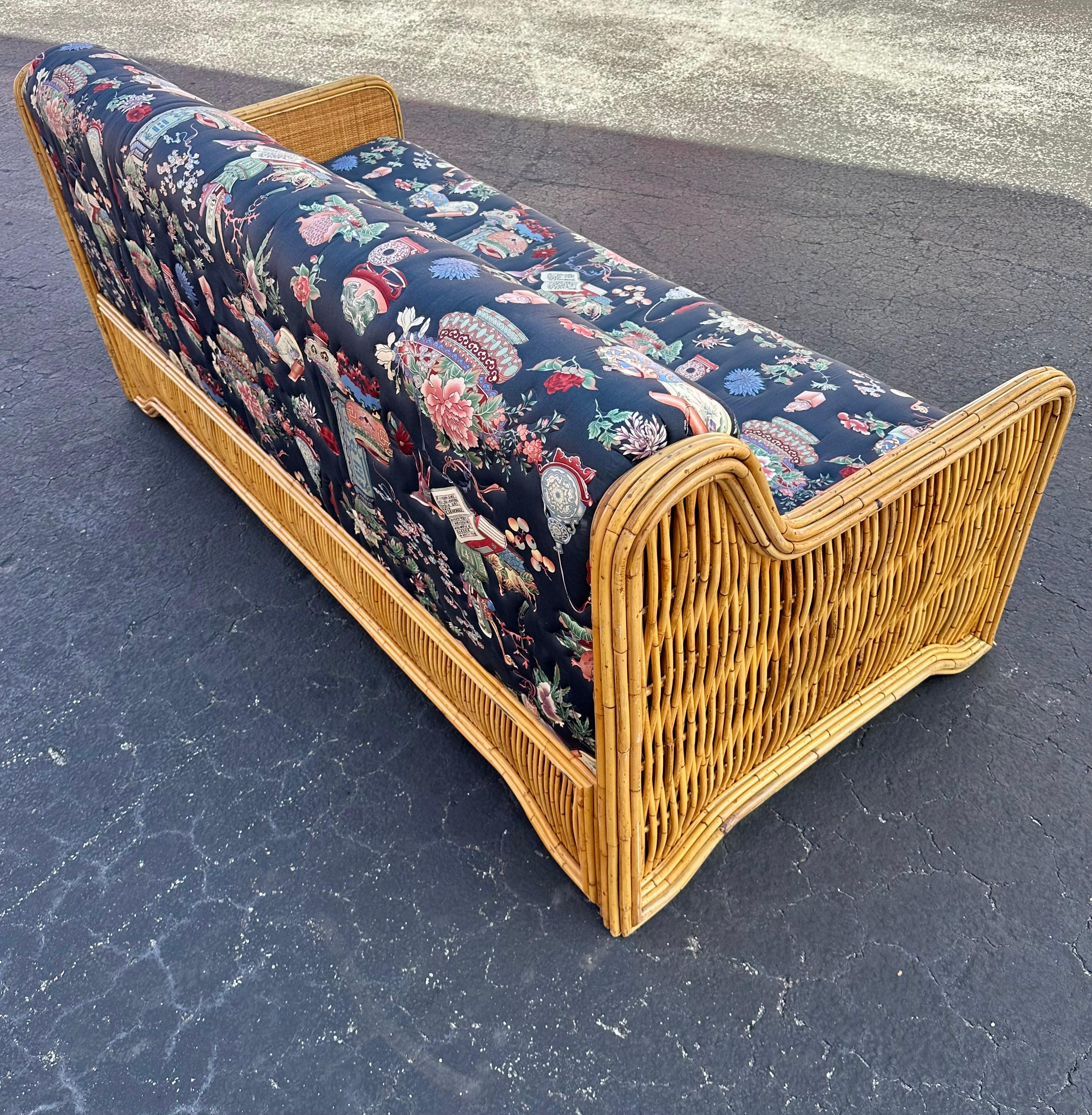 1970s Inmaculada acolchado estilo Chinoiserie Ratán Reed Sofá finales del siglo XX en venta