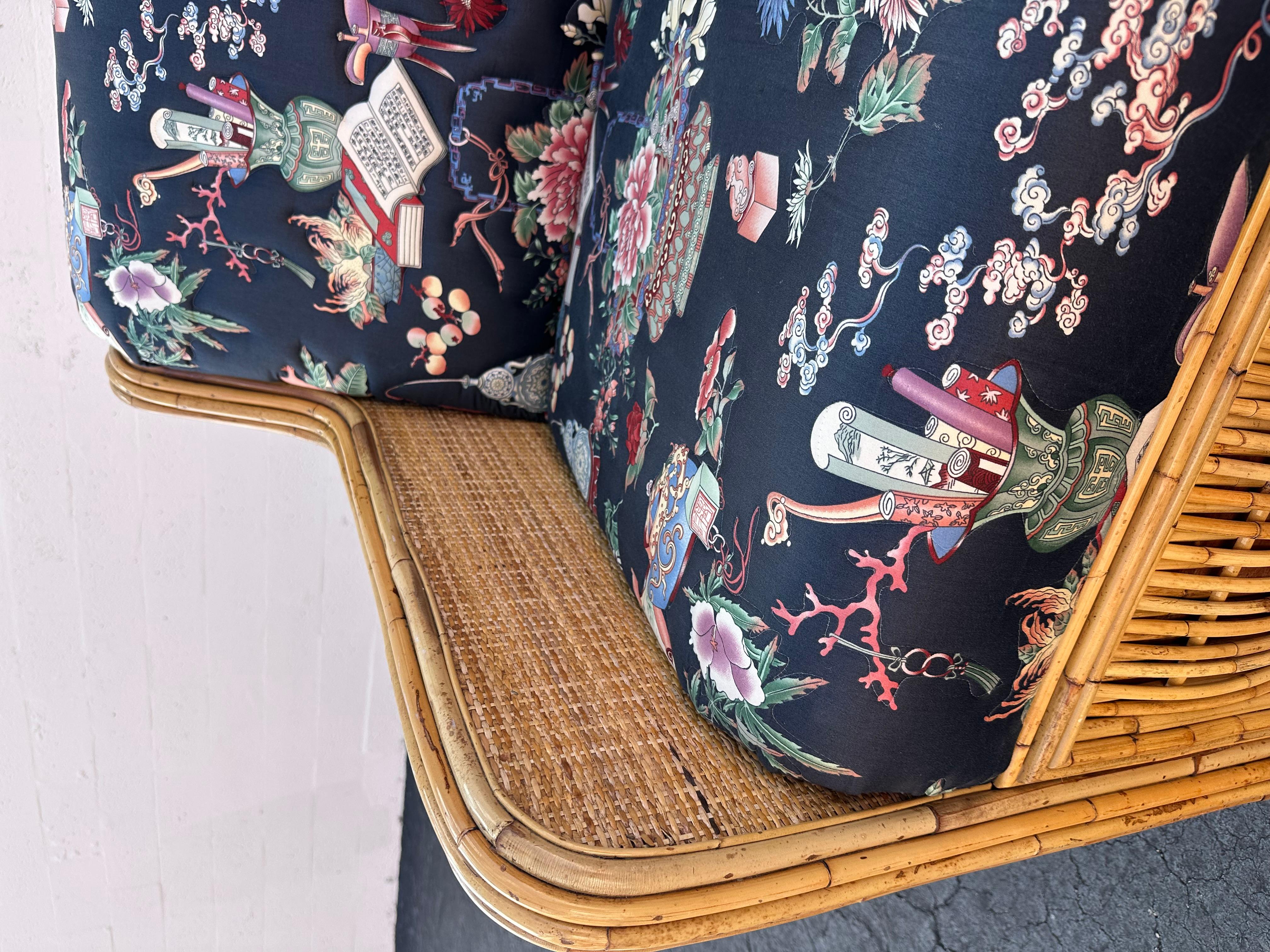 1970s Inmaculada acolchado estilo Chinoiserie Ratán Reed Sofá Tapicería en venta