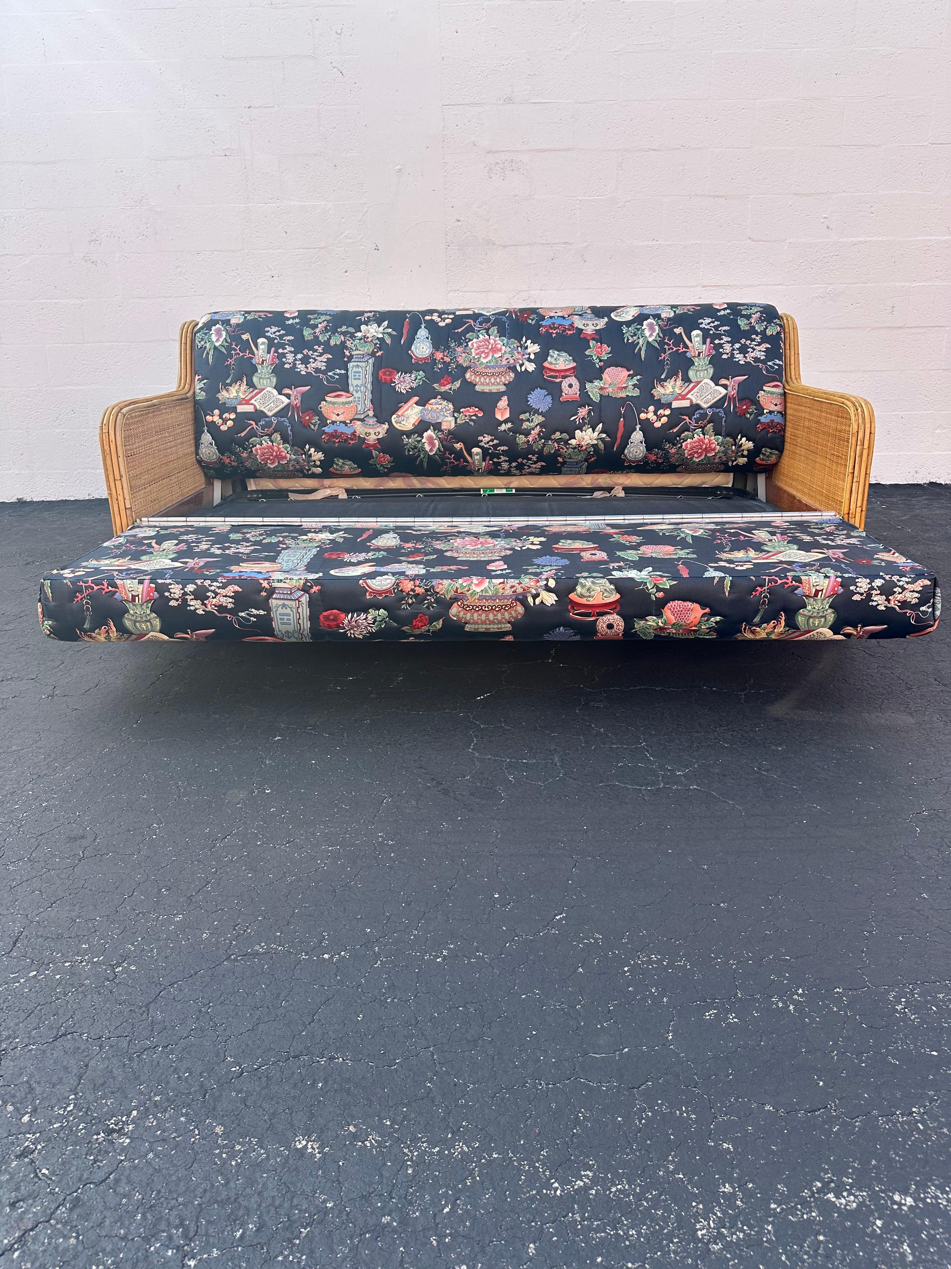 1970s Inmaculada acolchado estilo Chinoiserie Ratán Reed Sofá en venta 7
