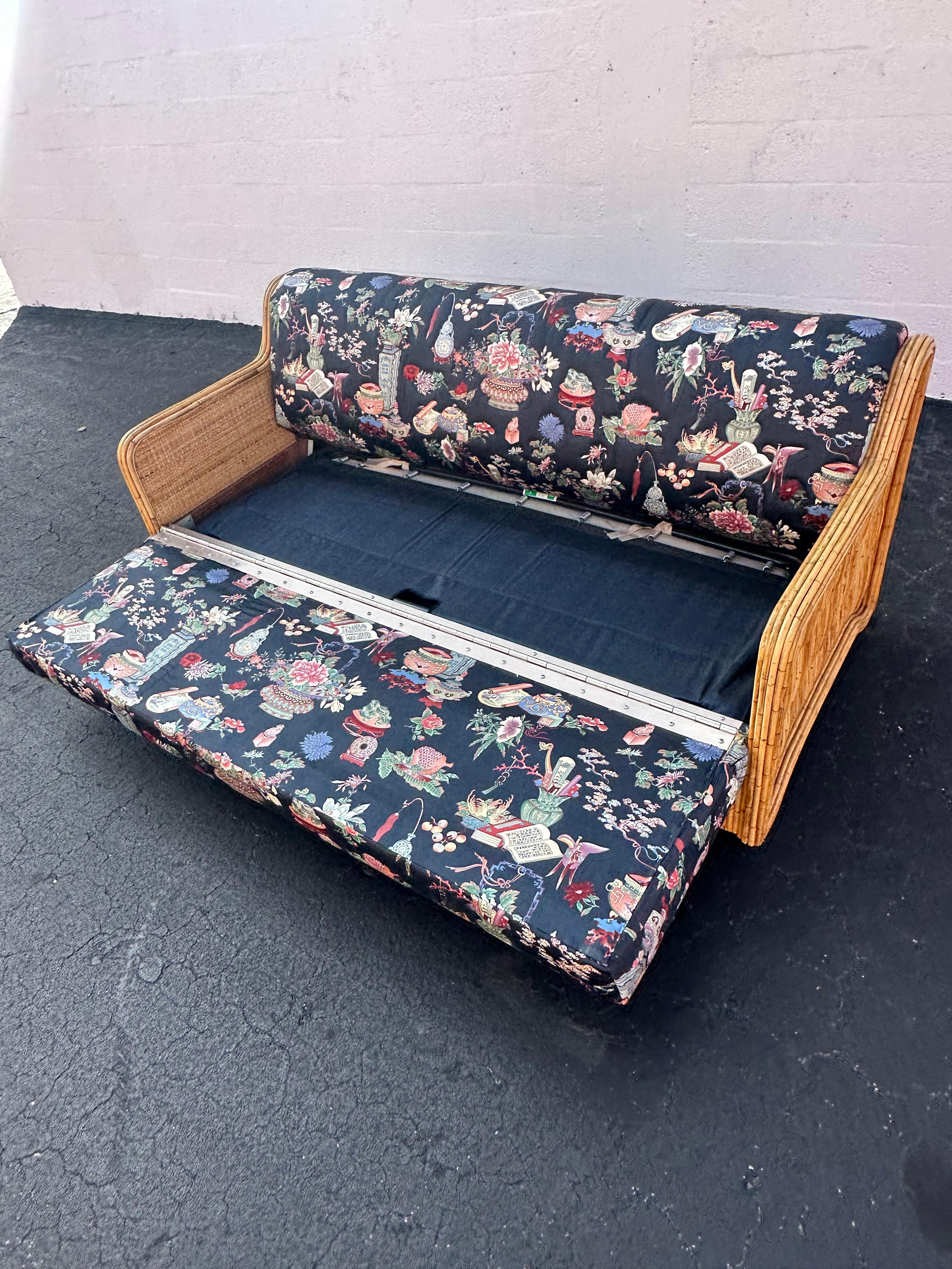 1970s Inmaculada acolchado estilo Chinoiserie Ratán Reed Sofá en venta 8