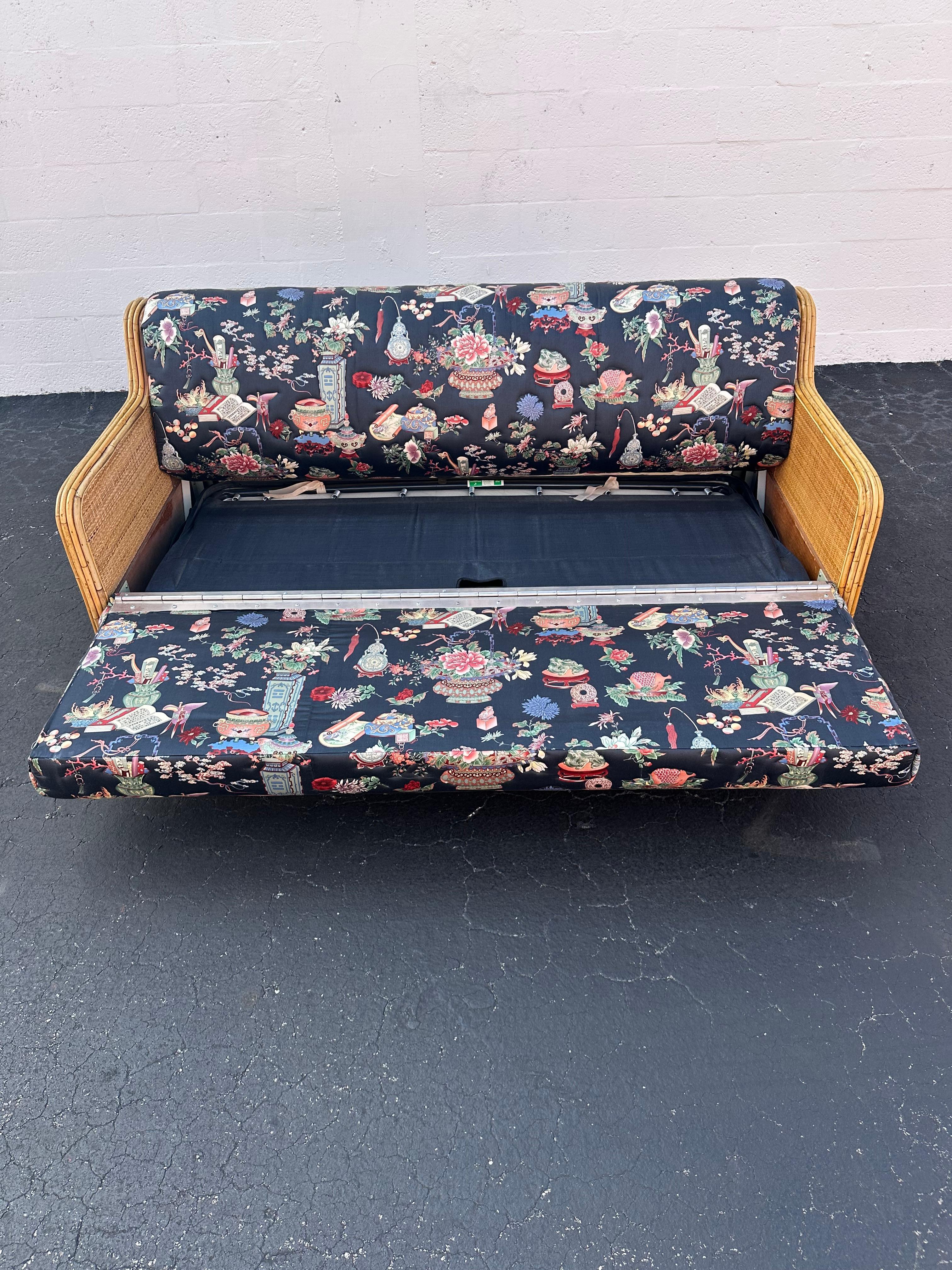 1970s Inmaculada acolchado estilo Chinoiserie Ratán Reed Sofá en venta 9