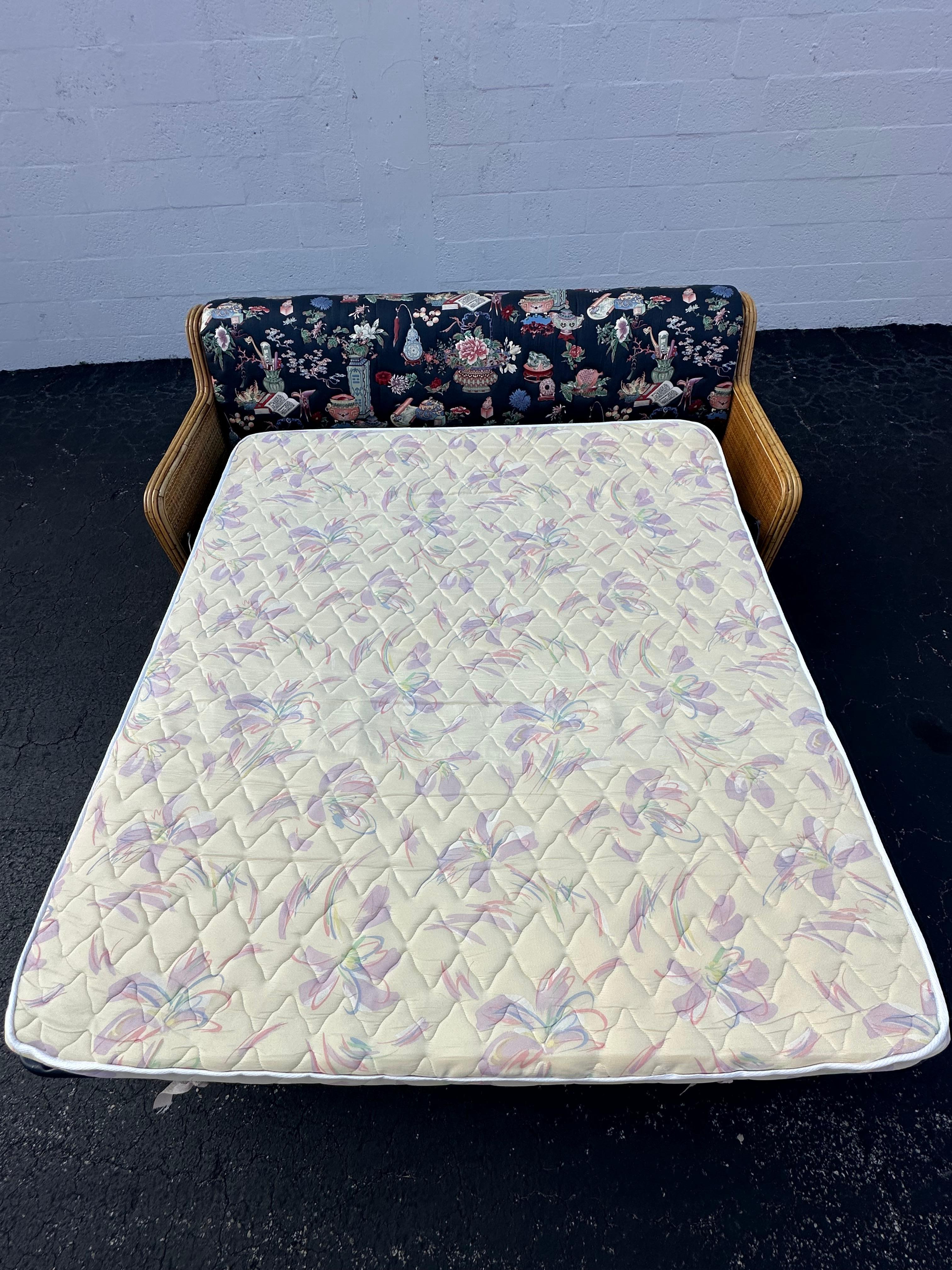 1970s Inmaculada acolchado estilo Chinoiserie Ratán Reed Sofá en venta 10