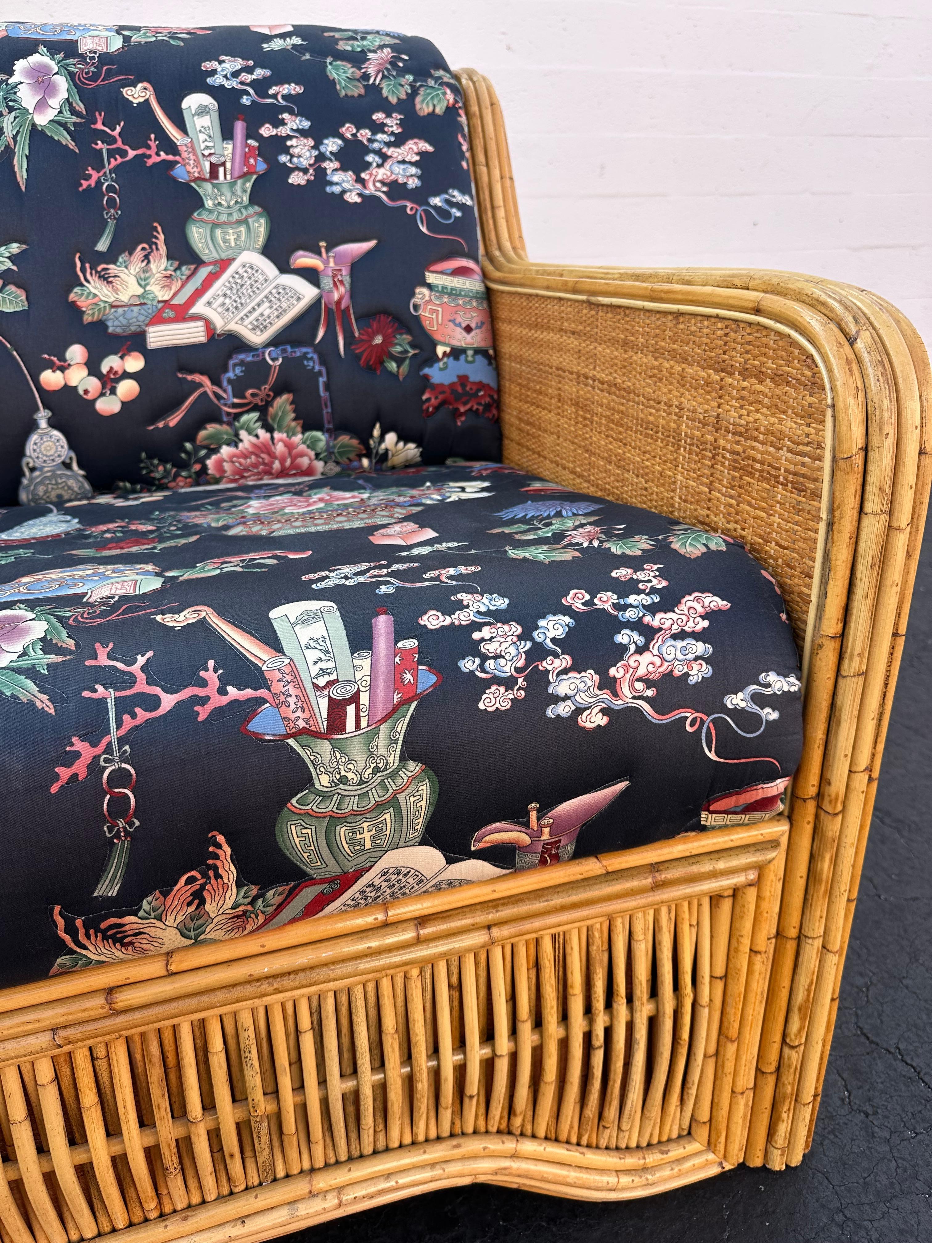 1970s Inmaculada acolchado estilo Chinoiserie Ratán Reed Sofá en venta 2