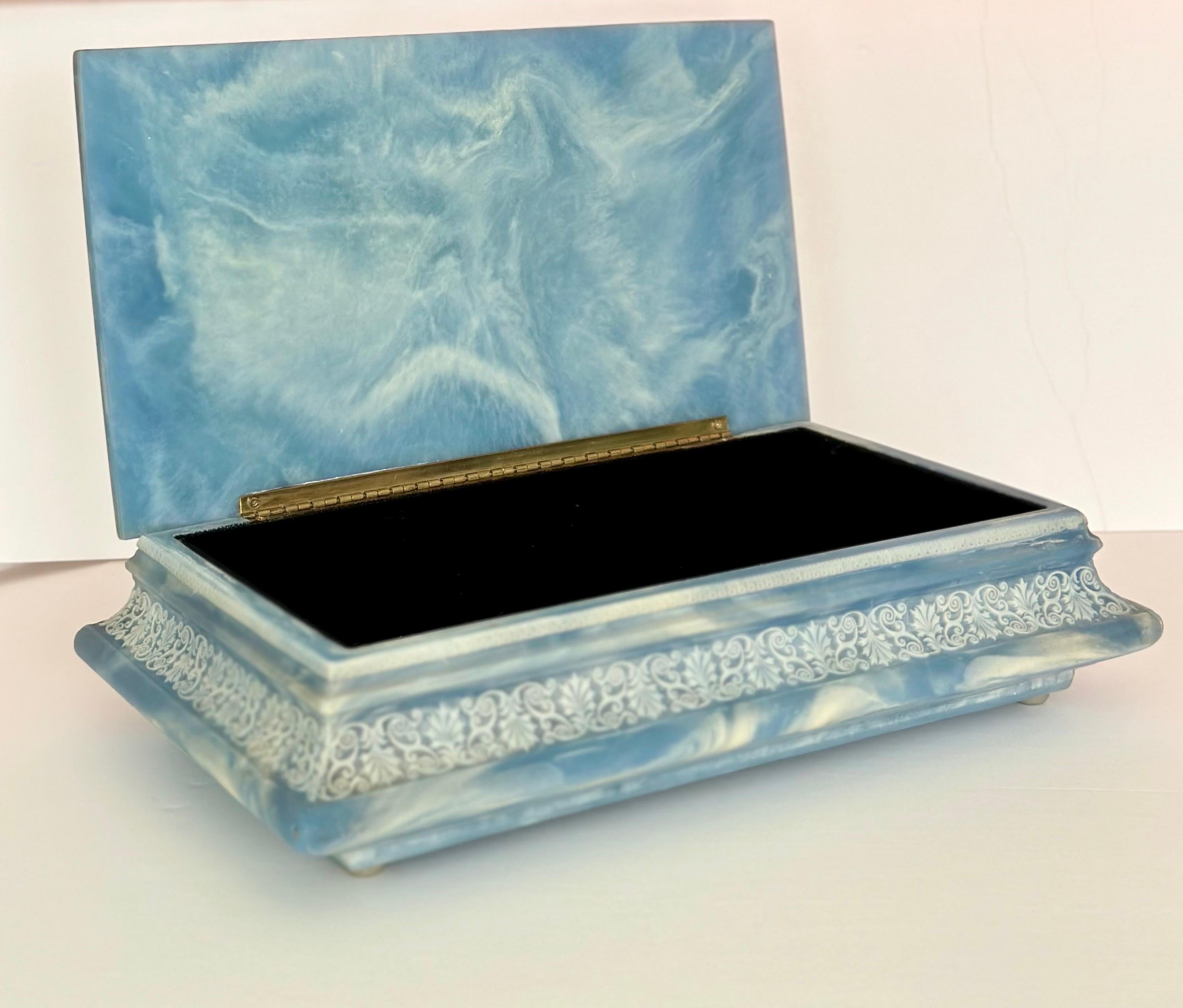 1970er Incolay Stone Blau-weiße rechteckige Dose mit Deckel (Renaissance) im Angebot