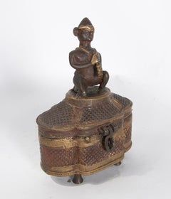 Scatola indiana in bronzo degli anni '70 con personaggio sul coperchio
