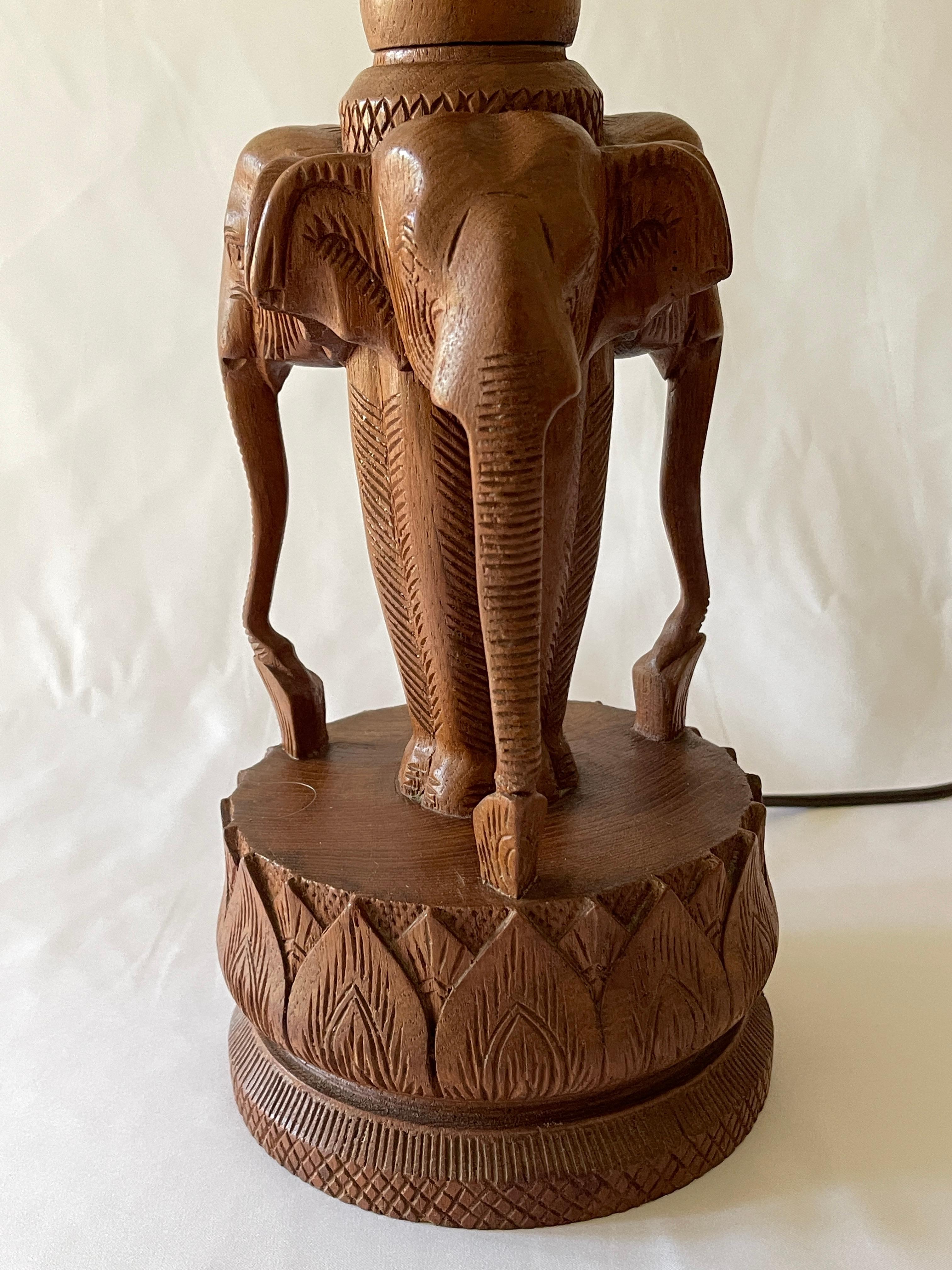 Anglo-indien Lampe éléphant indienne des années 1970 en bois de teck sculpté avec abat-jour en coton haïtien en vente