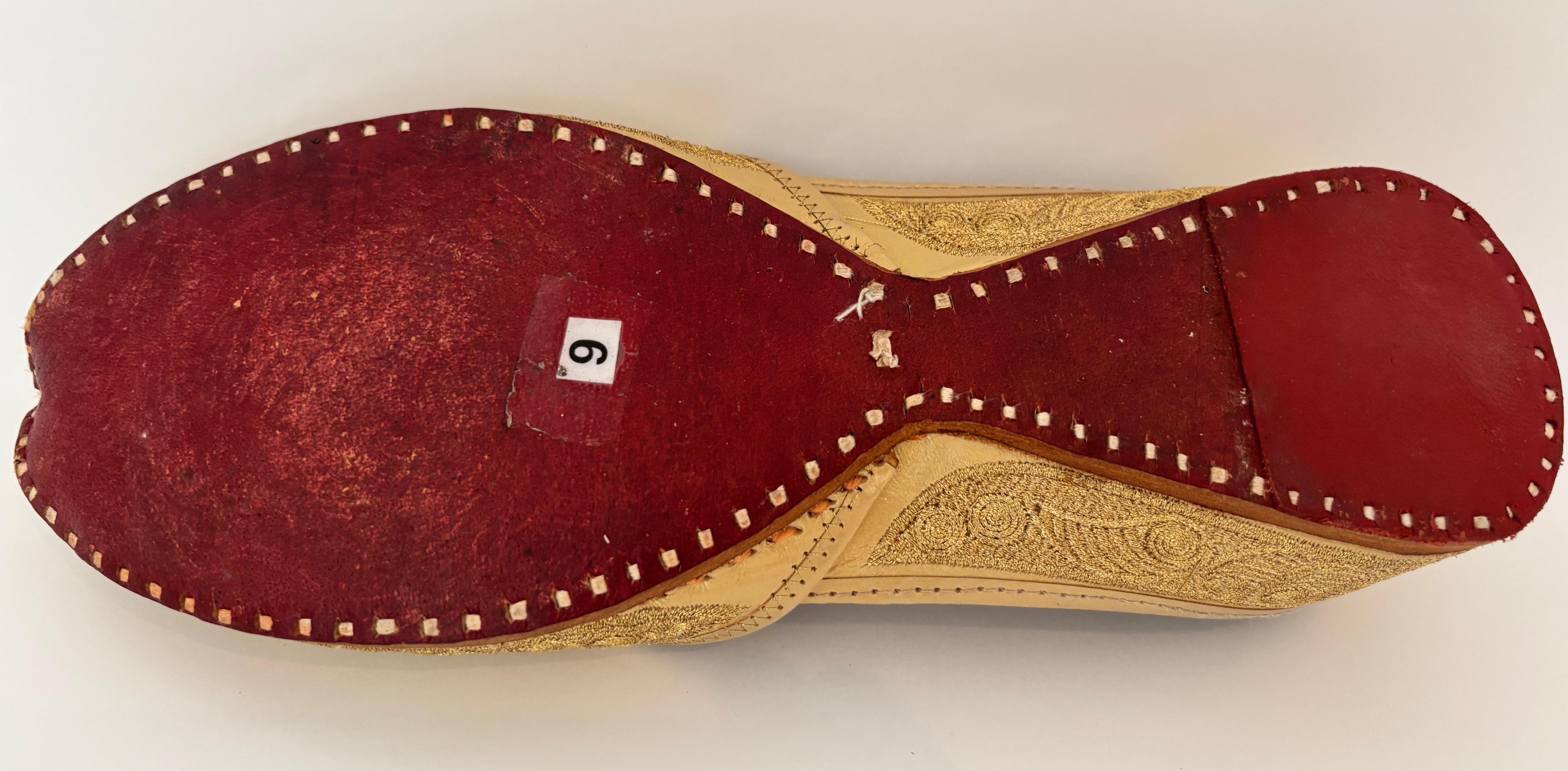 Scarpe indiane ricamate in pelle dorata degli anni '70, misura 9 in vendita 5