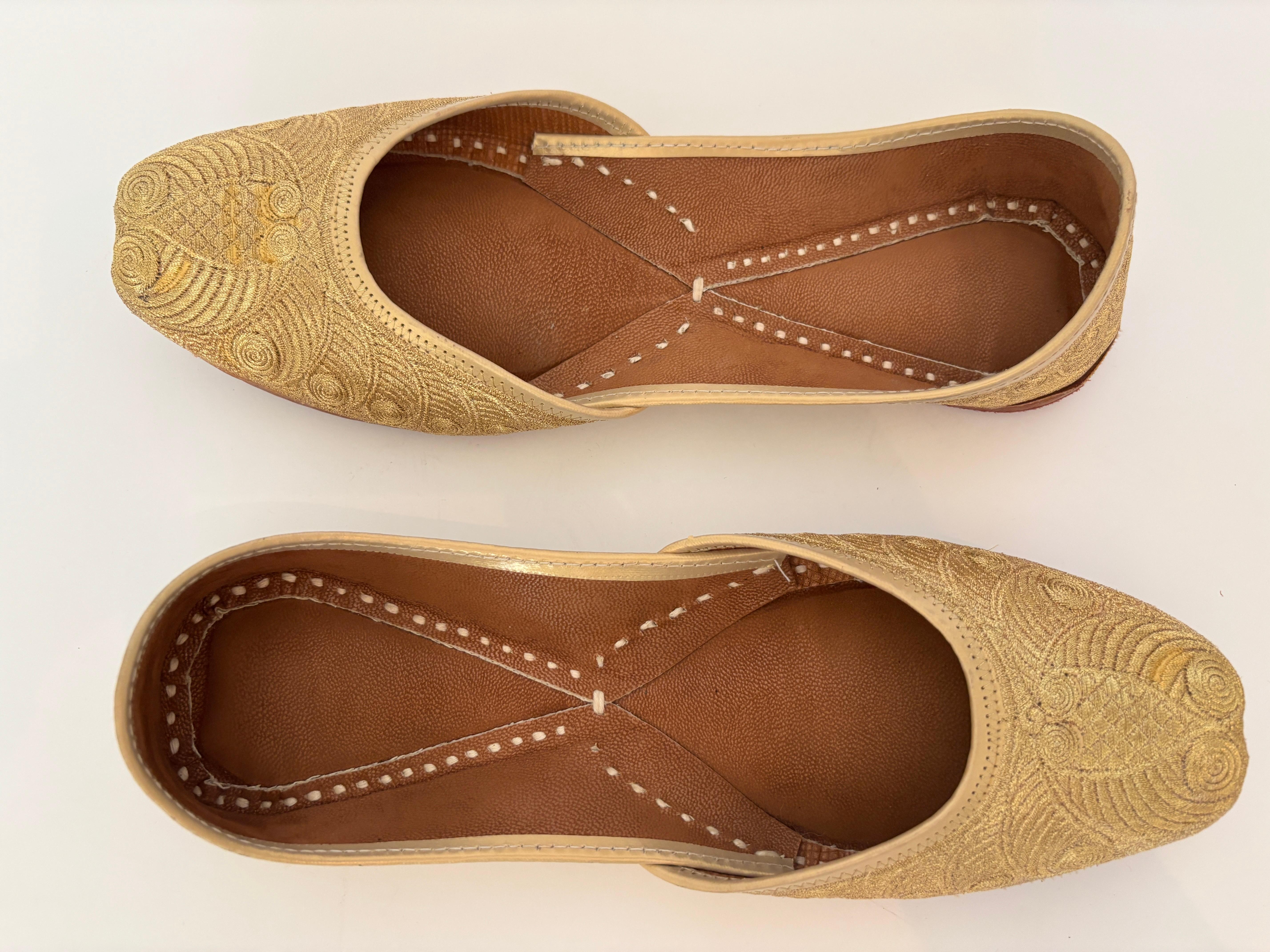 Scarpe indiane ricamate in pelle dorata degli anni '70, misura 9 in vendita 6