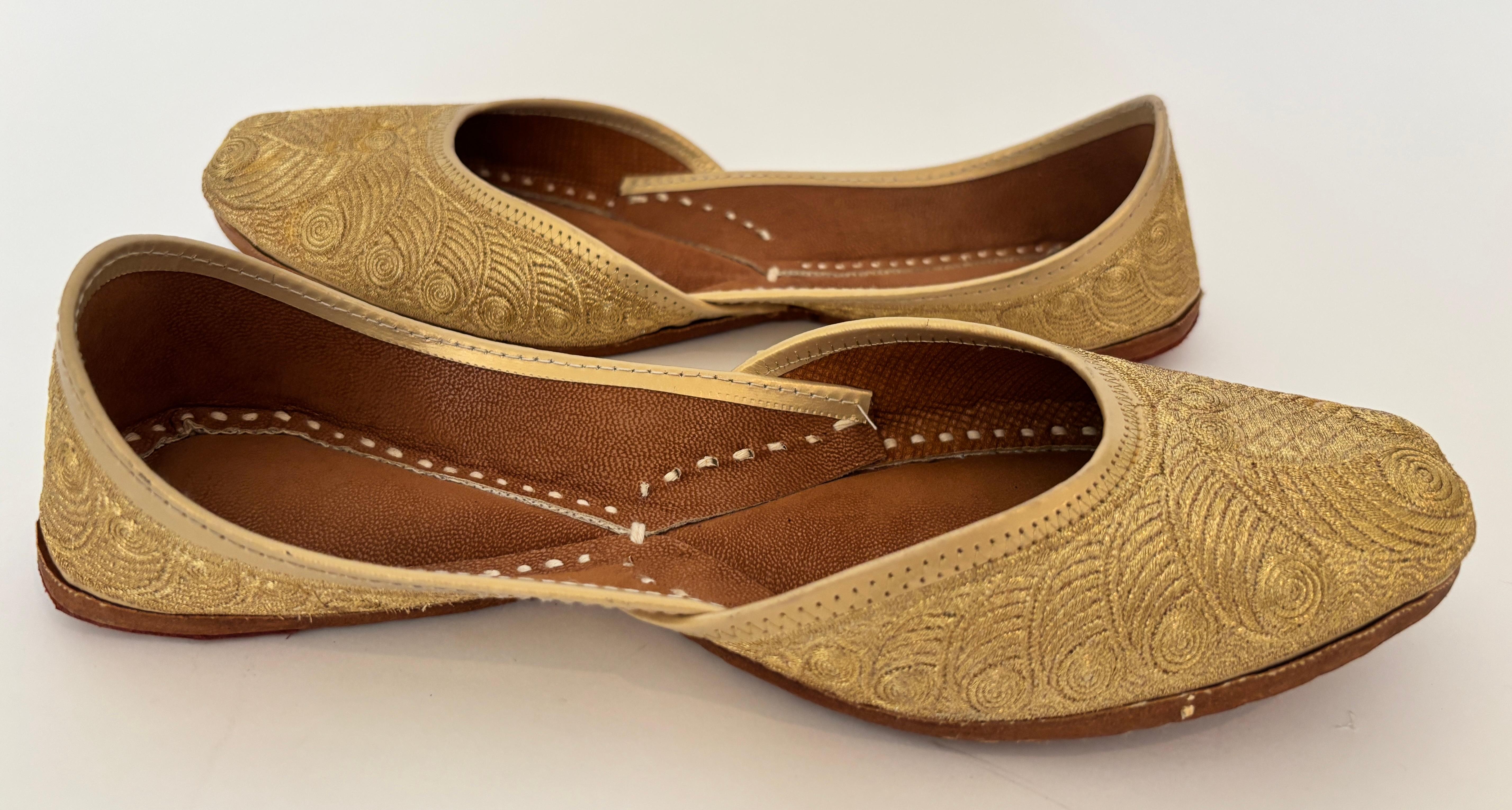 Scarpe indiane ricamate in pelle dorata degli anni '70, misura 9 in vendita 7