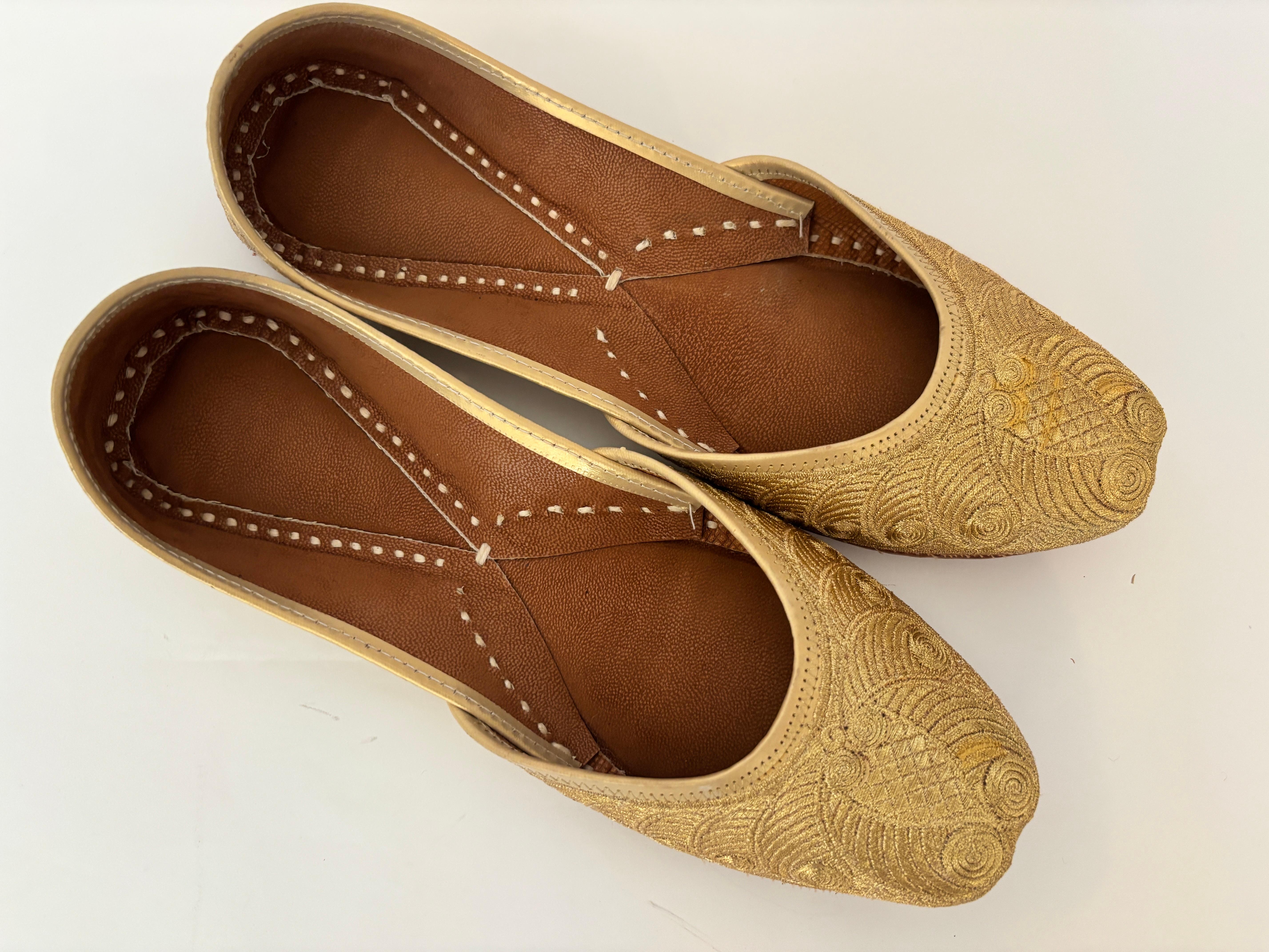 Scarpe Jutti ricamate in pelle dorata degli anni '70 - Taglia 9.
Uno straordinario paio di scarpe da sposa Punjabi indiane vintage degli anni '70, squisitamente realizzate a mano in pelle dorata e riccamente ricamate con sottili fili metallici
