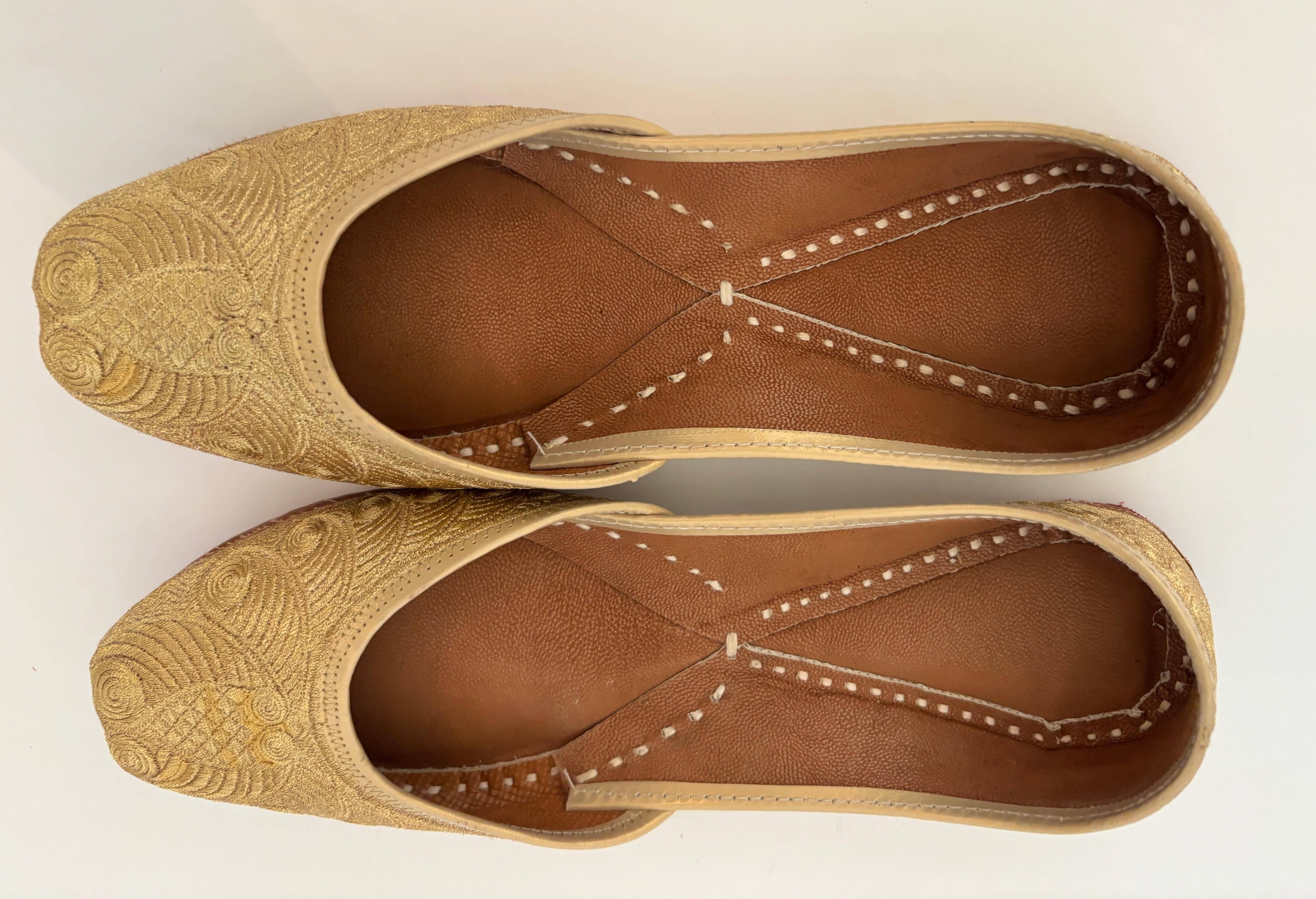 Marrone Scarpe indiane ricamate in pelle dorata degli anni '70, misura 9 in vendita