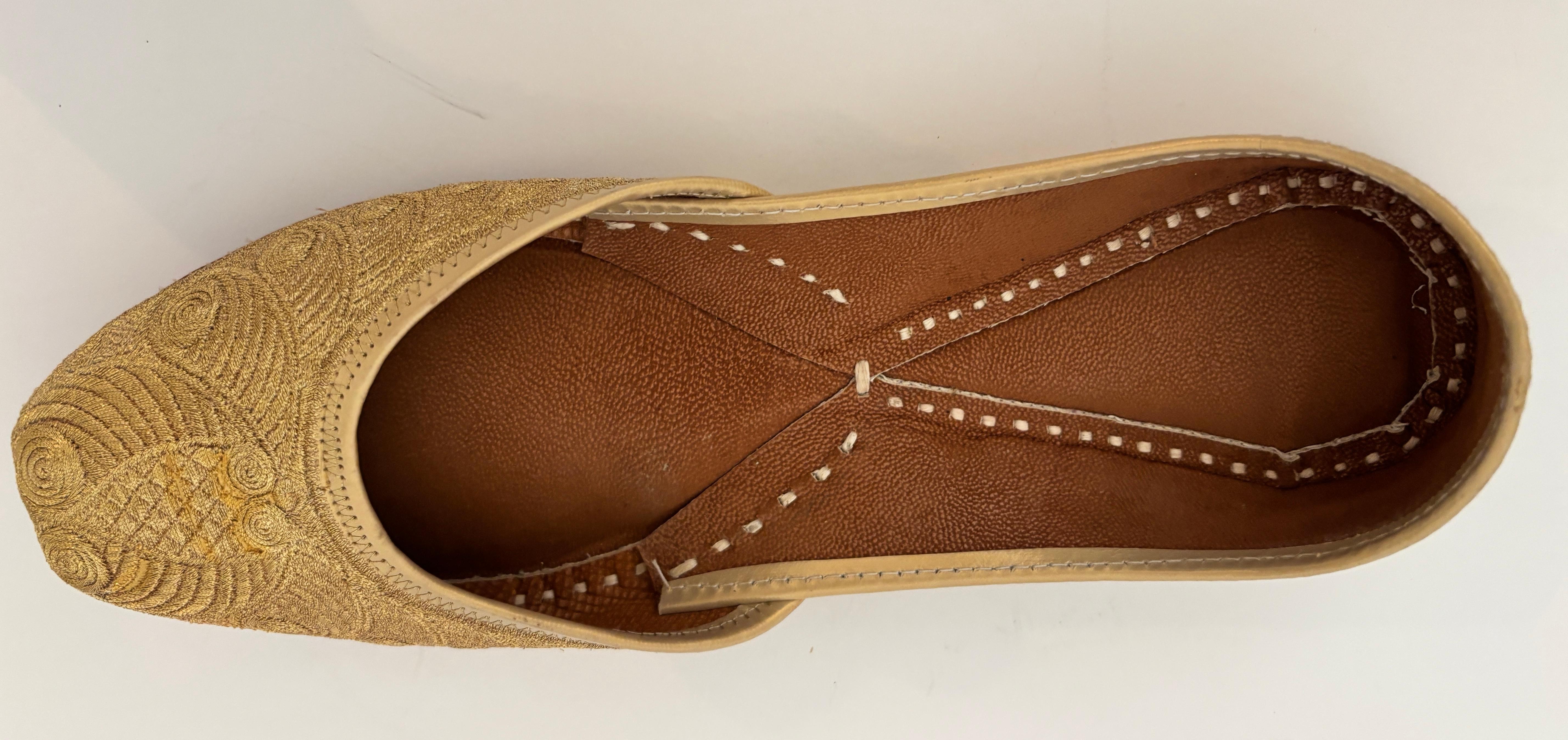 Scarpe indiane ricamate in pelle dorata degli anni '70, misura 9 In condizioni buone in vendita a North Hollywood, CA
