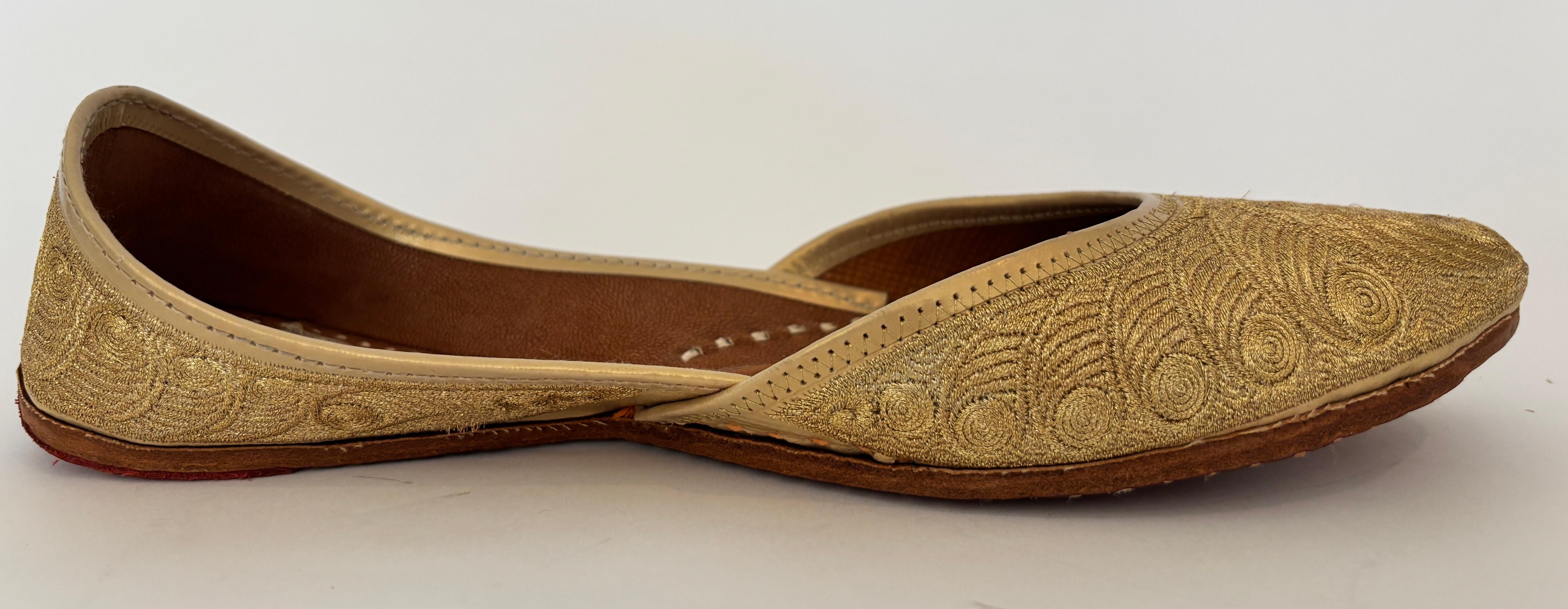 Scarpe indiane ricamate in pelle dorata degli anni '70, misura 9 in vendita 1