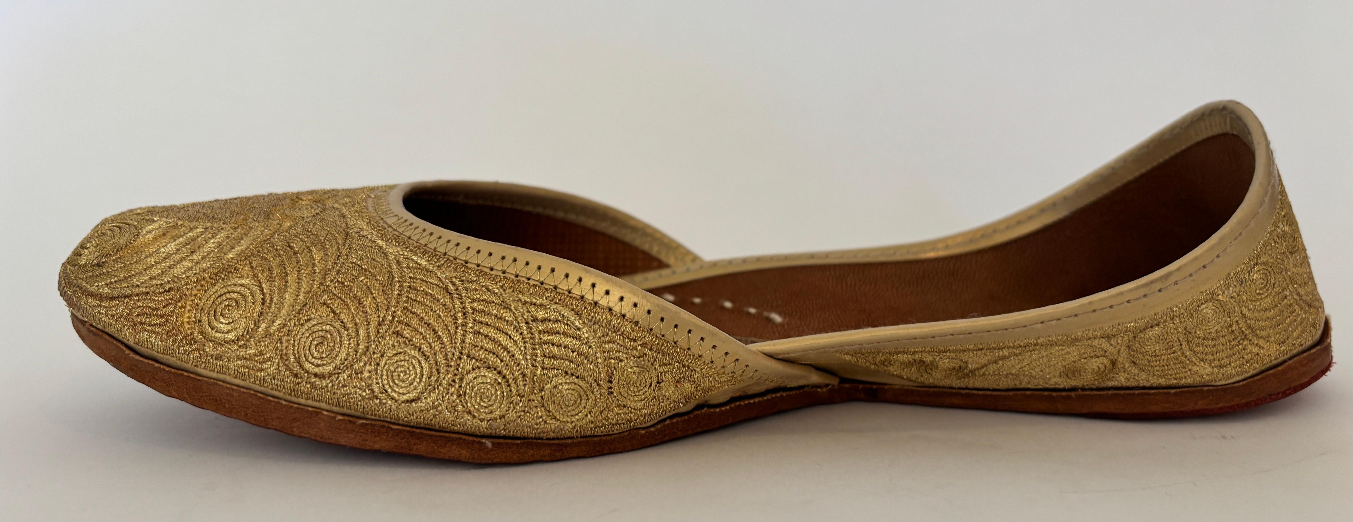 Scarpe indiane ricamate in pelle dorata degli anni '70, misura 9 in vendita 2