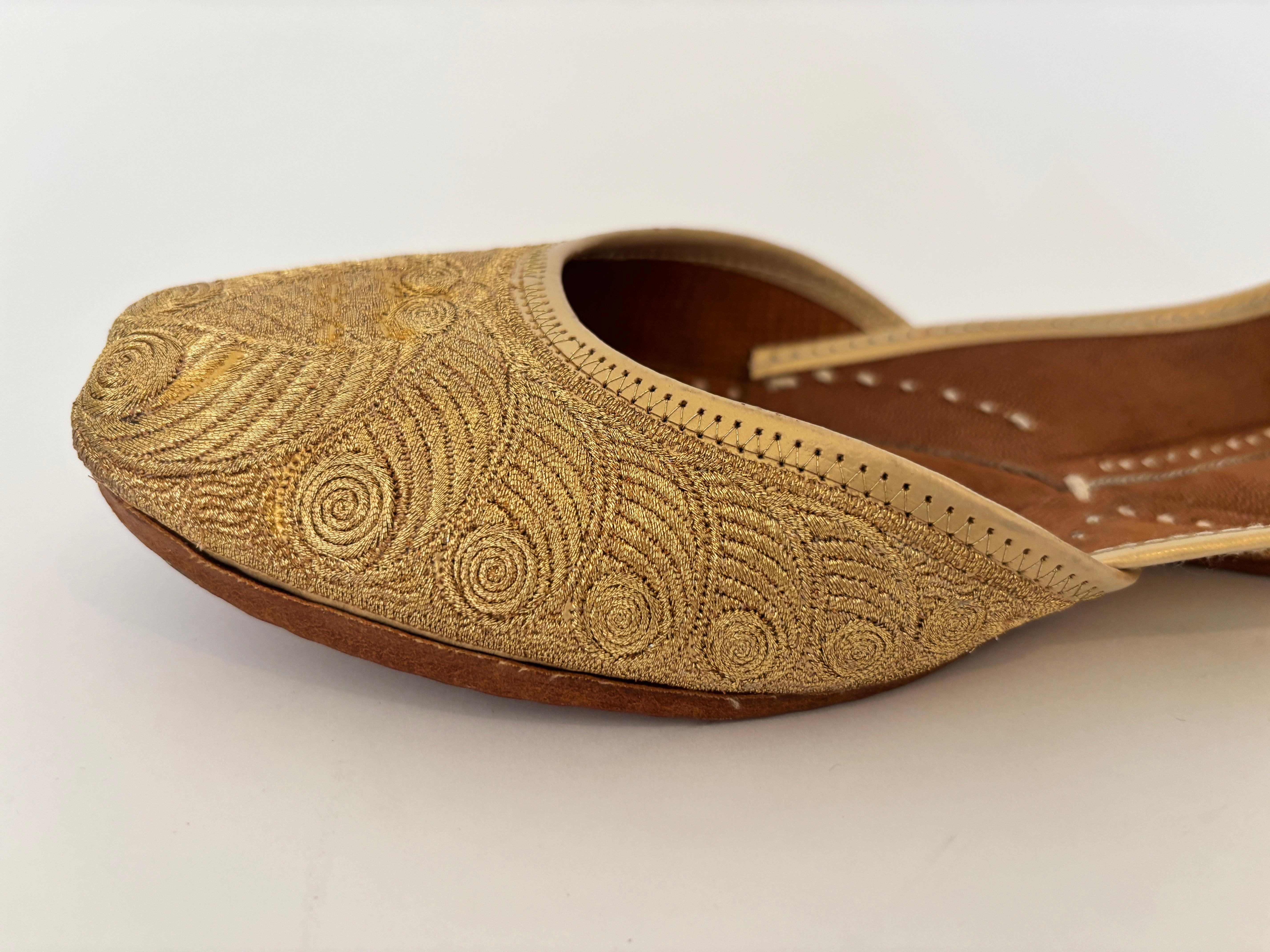 Scarpe indiane ricamate in pelle dorata degli anni '70, misura 9 in vendita 3