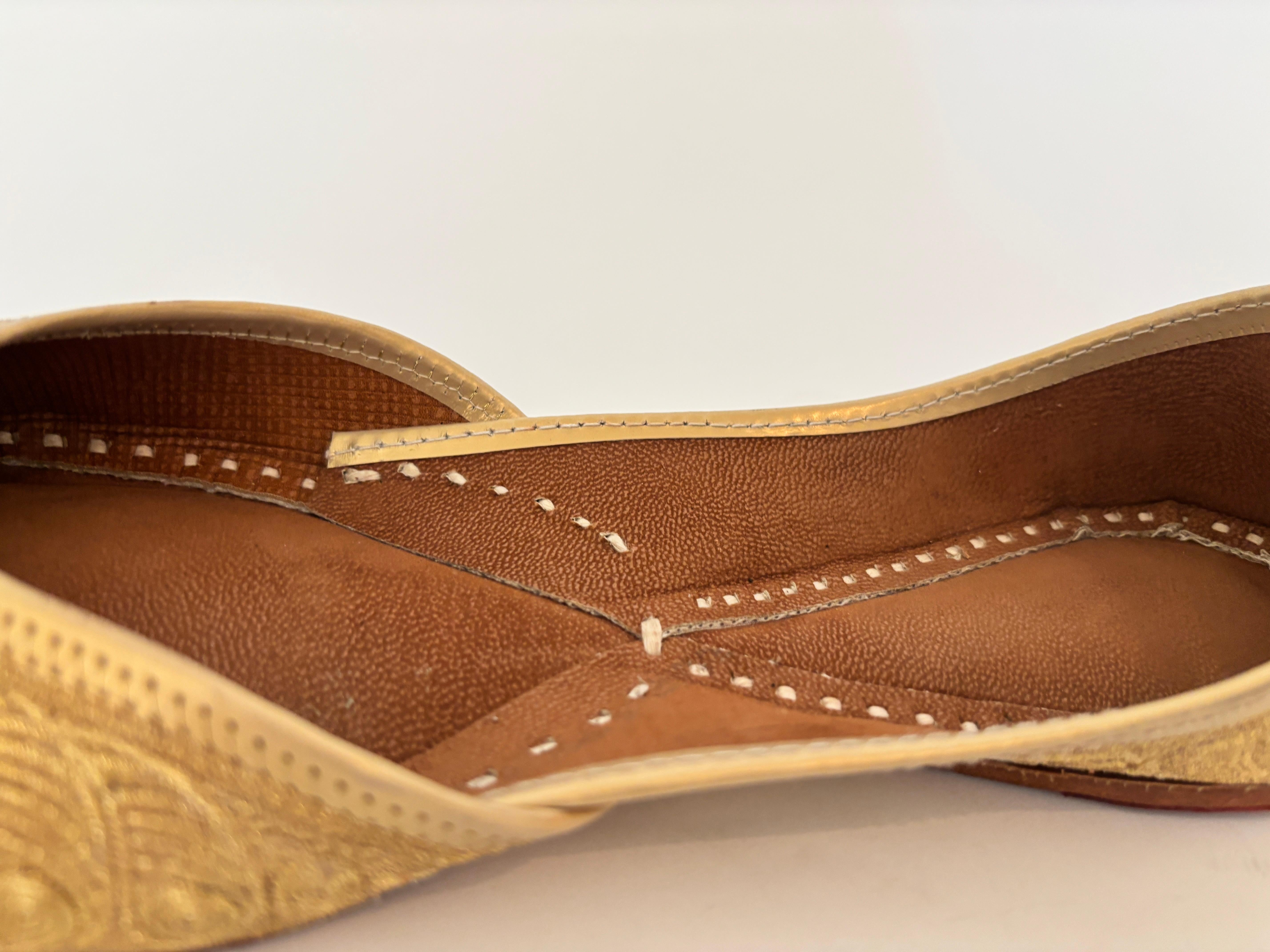 Scarpe indiane ricamate in pelle dorata degli anni '70, misura 9 in vendita 4