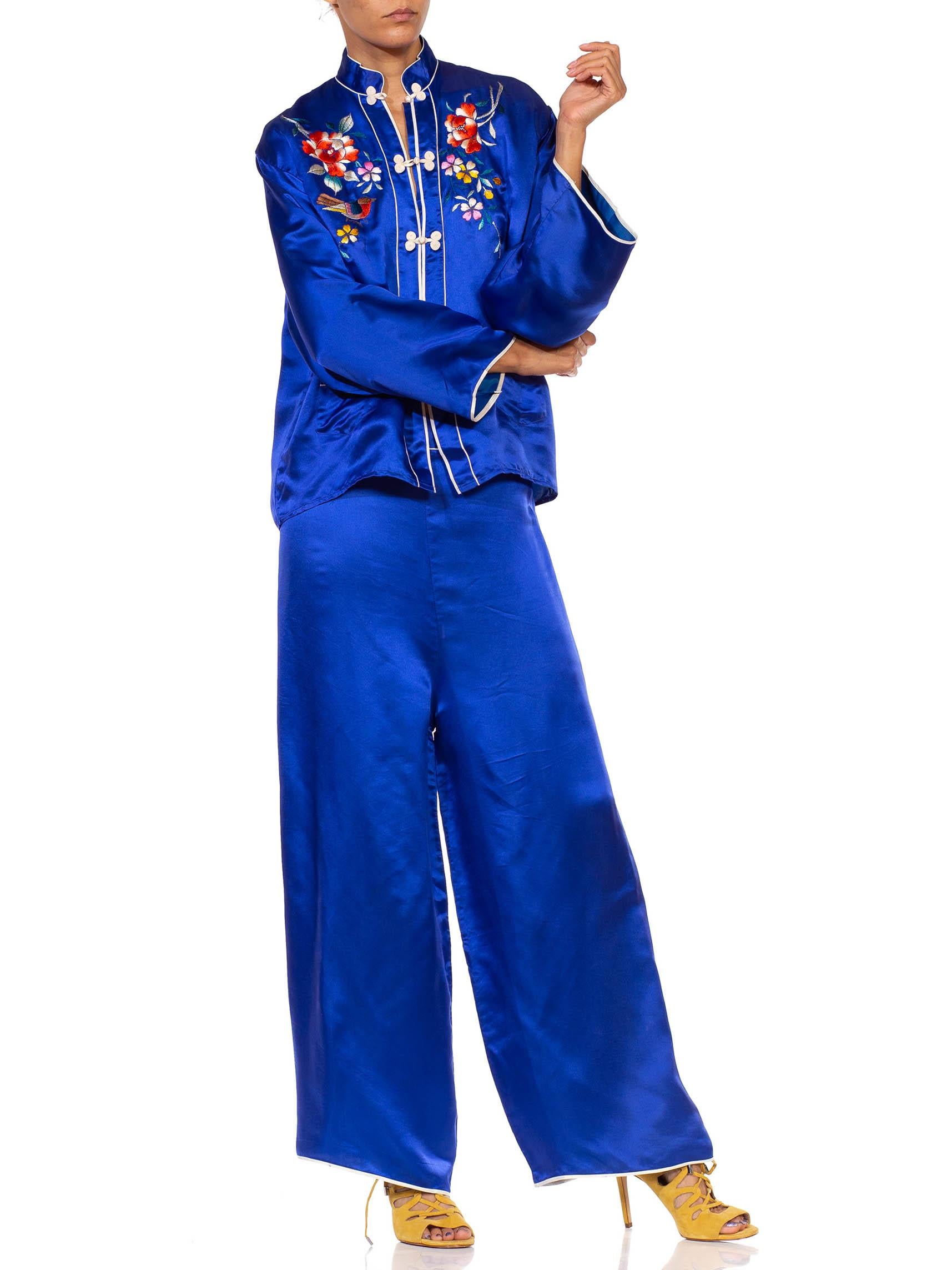 1970S Indigo Blue Silk Japanese Pajamas Ensemble With Floral Embroidery In Excellent Condition For Sale In New York, NY