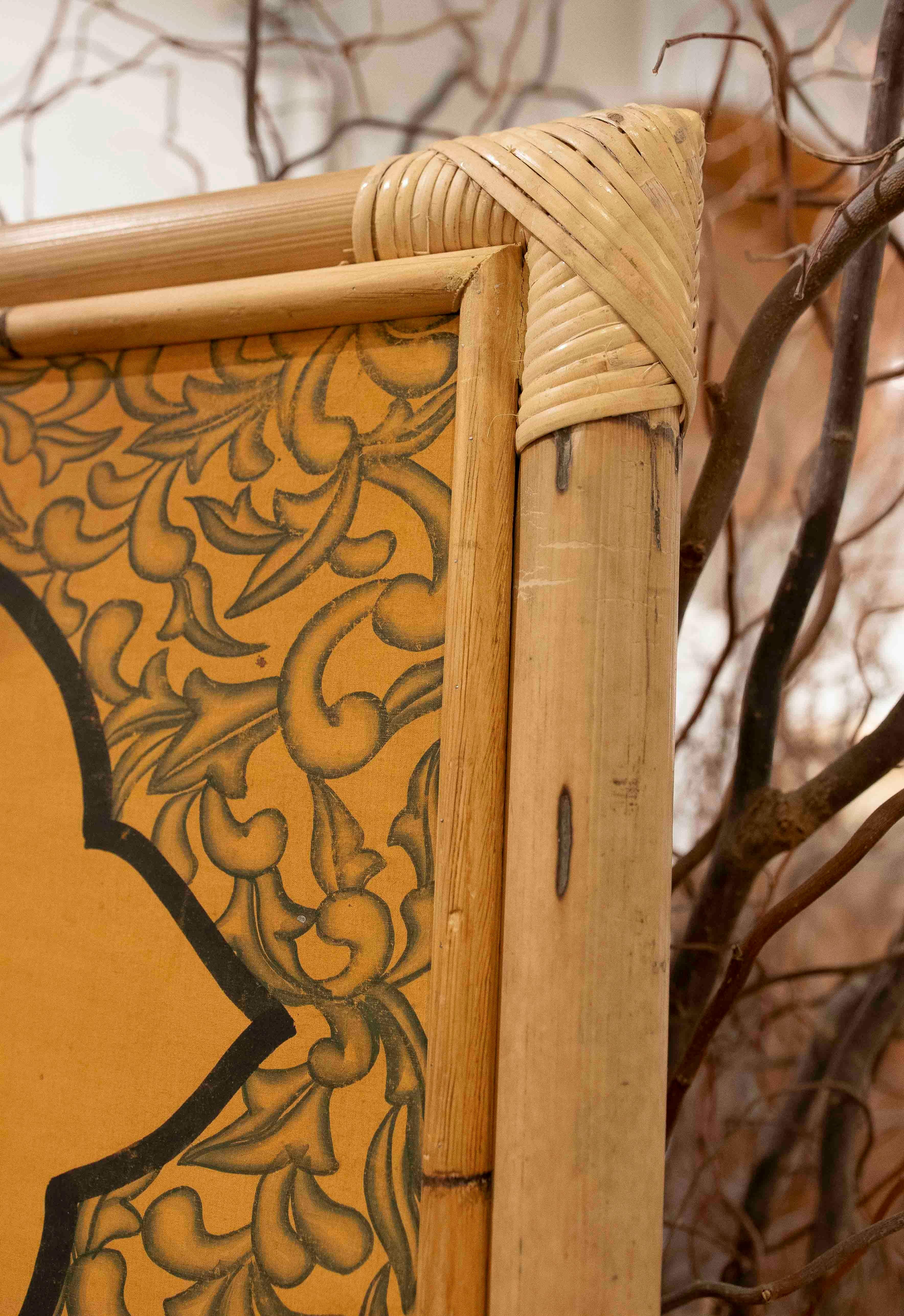 1970er INDO- persische dekorative Tafel mit Vögeln und Figur, gerahmt in Bambus im Angebot 4