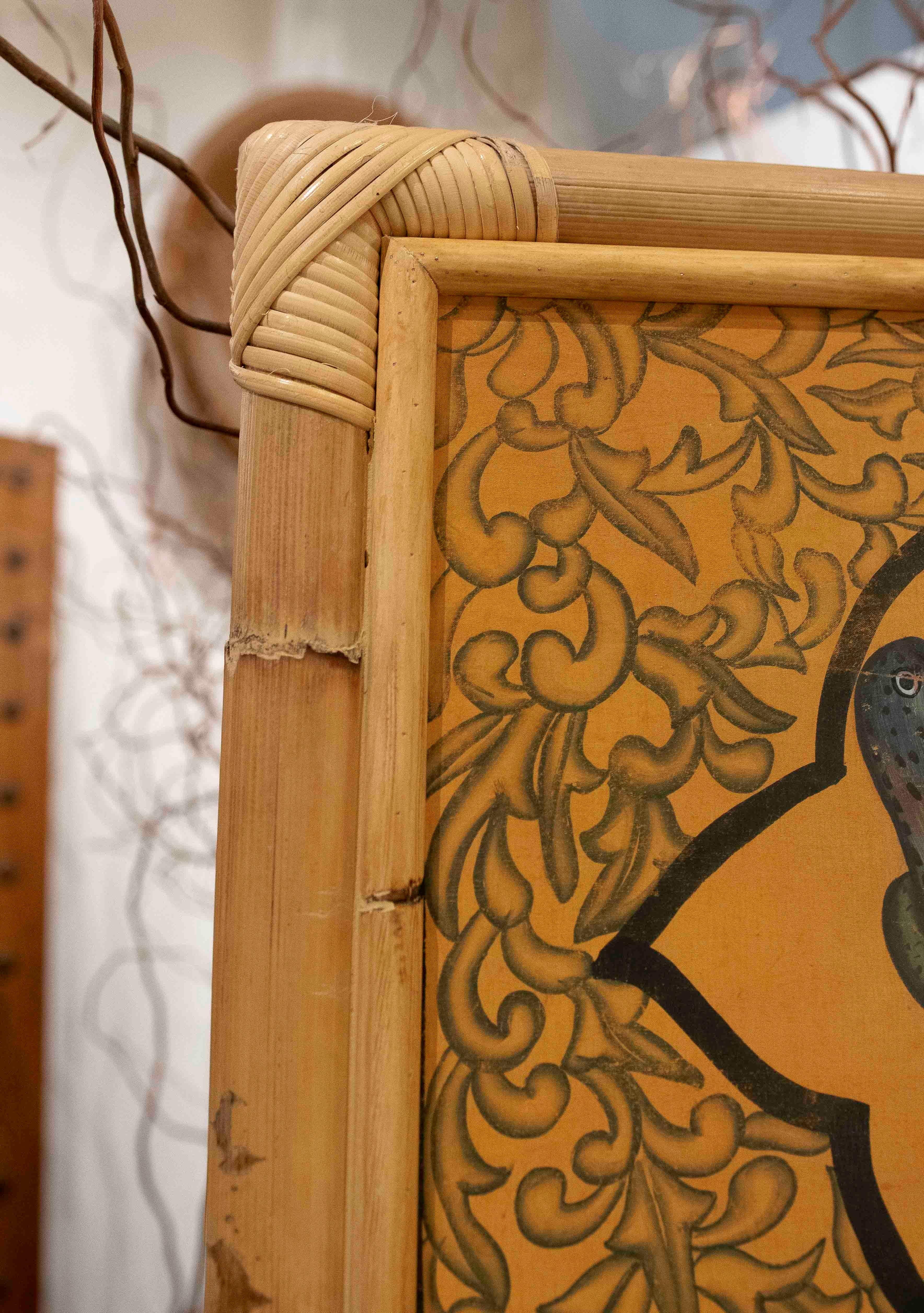 1970er INDO- persische dekorative Tafel mit Vögeln und Figur, gerahmt in Bambus im Angebot 5