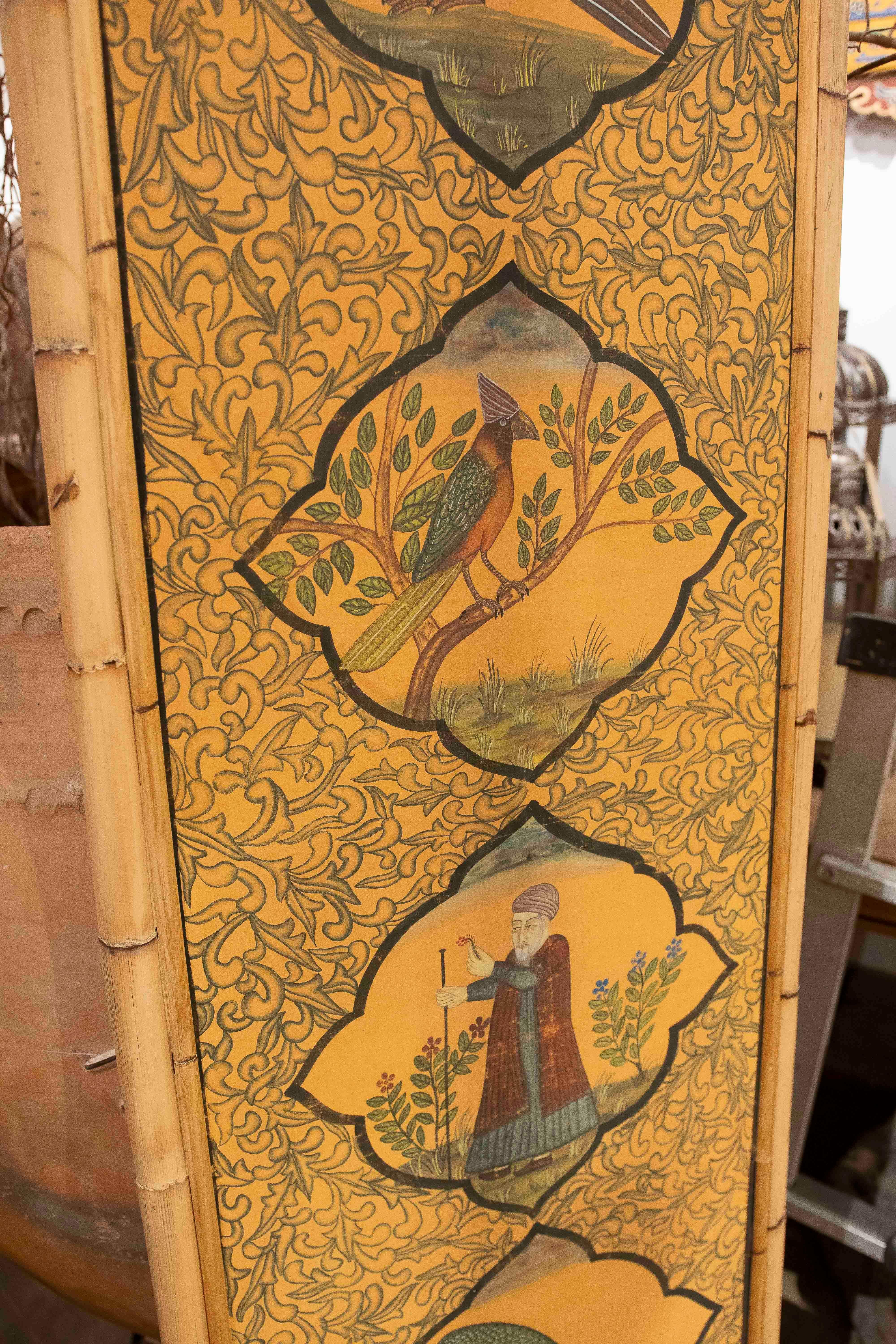 1970er INDO- persische dekorative Tafel mit Vögeln und Figur, gerahmt in Bambus (Indisch) im Angebot