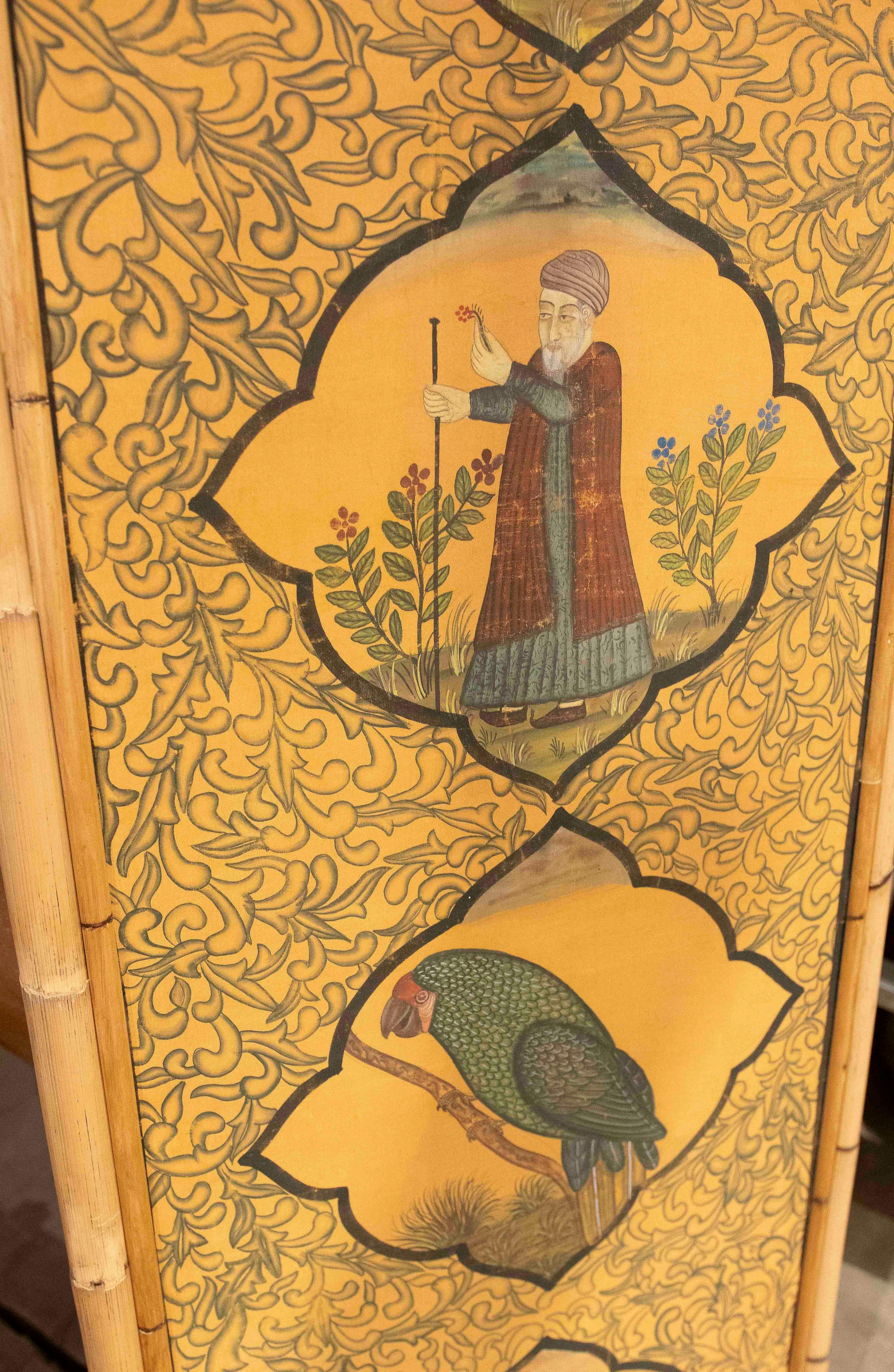 1970er INDO- persische dekorative Tafel mit Vögeln und Figur, gerahmt in Bambus (Handbemalt) im Angebot