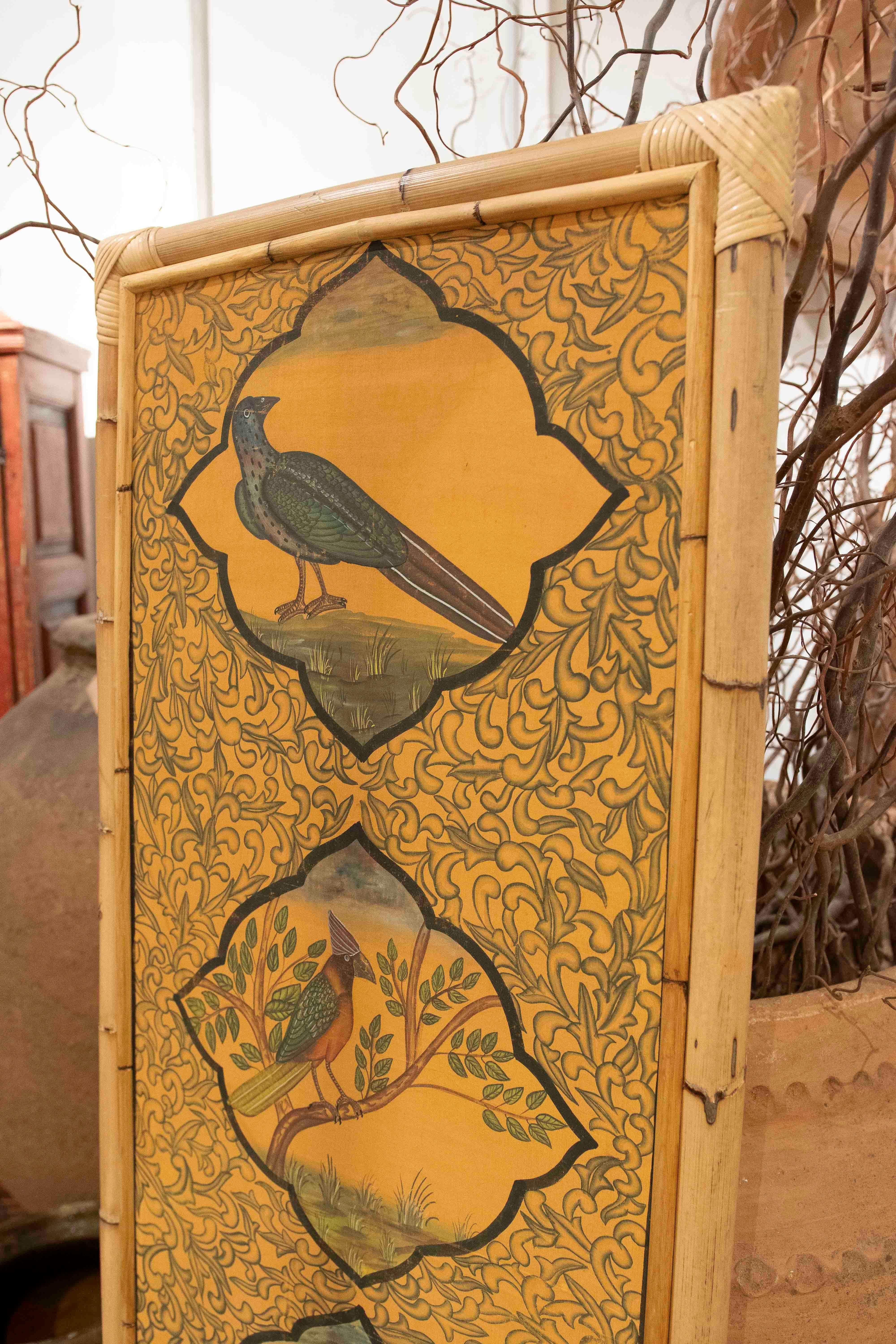1970er INDO- persische dekorative Tafel mit Vögeln und Figur, gerahmt in Bambus im Zustand „Gut“ im Angebot in Marbella, ES