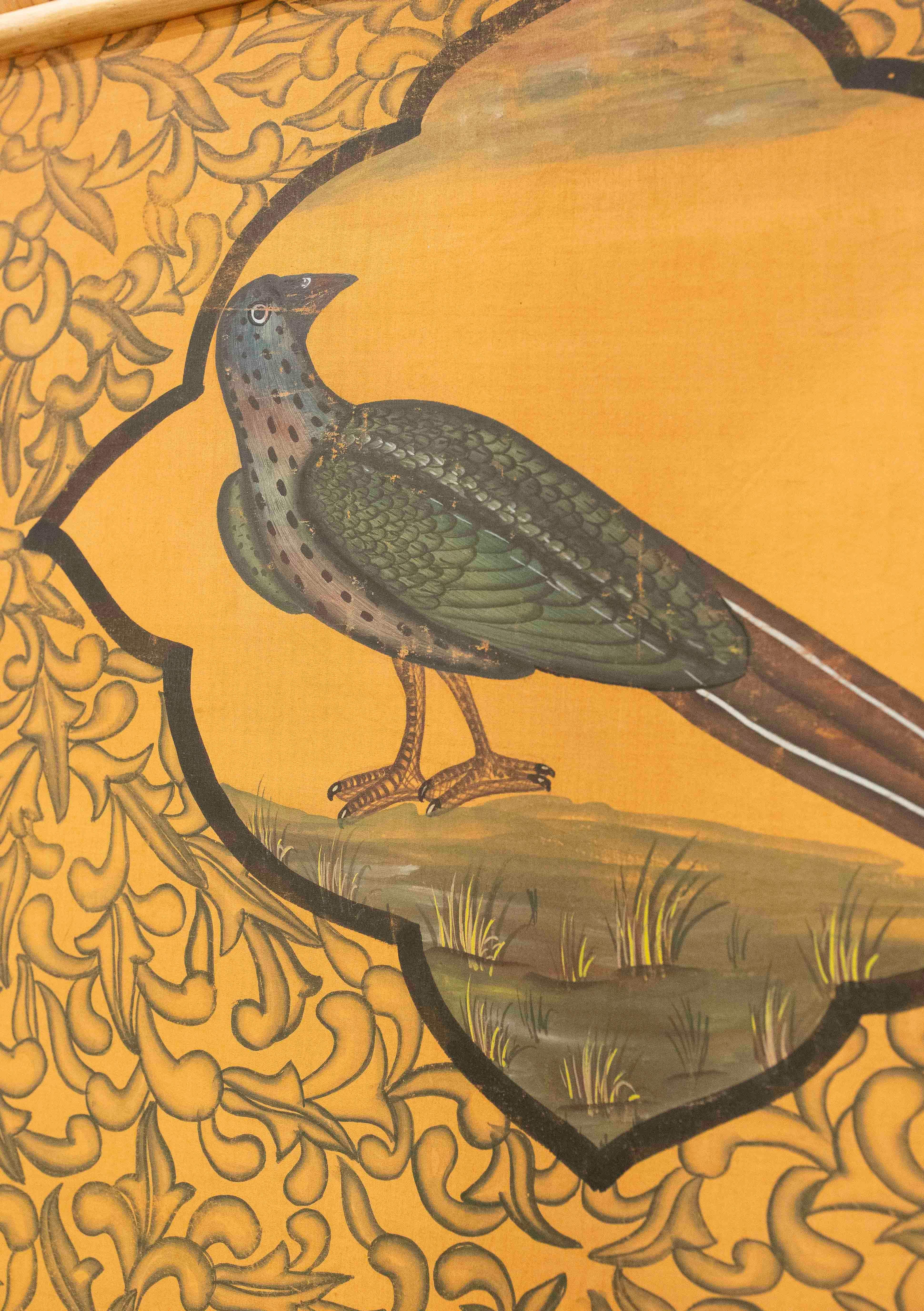 1970er INDO- persische dekorative Tafel mit Vögeln und Figur, gerahmt in Bambus (Stoff) im Angebot