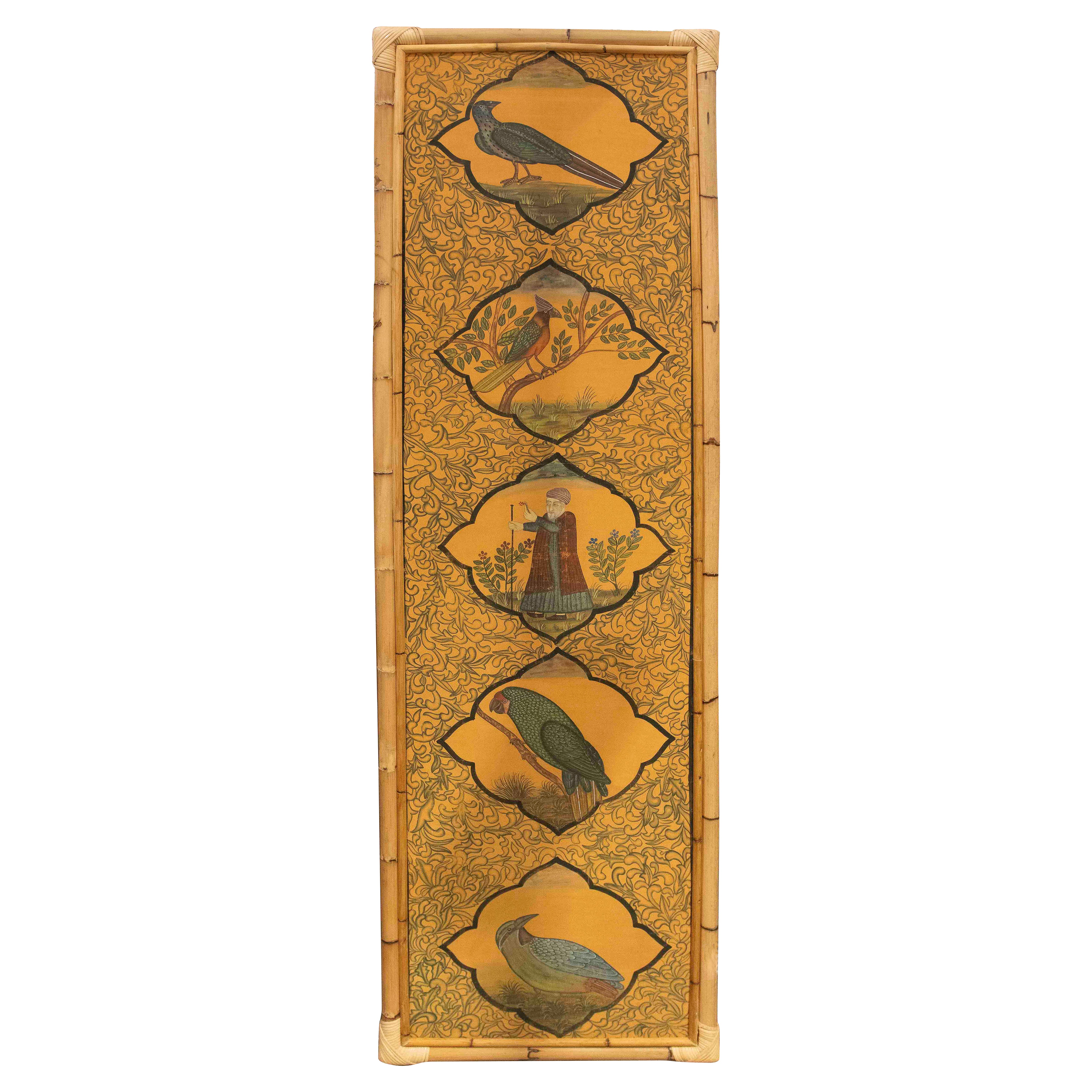 1970er INDO- persische dekorative Tafel mit Vögeln und Figur, gerahmt in Bambus im Angebot
