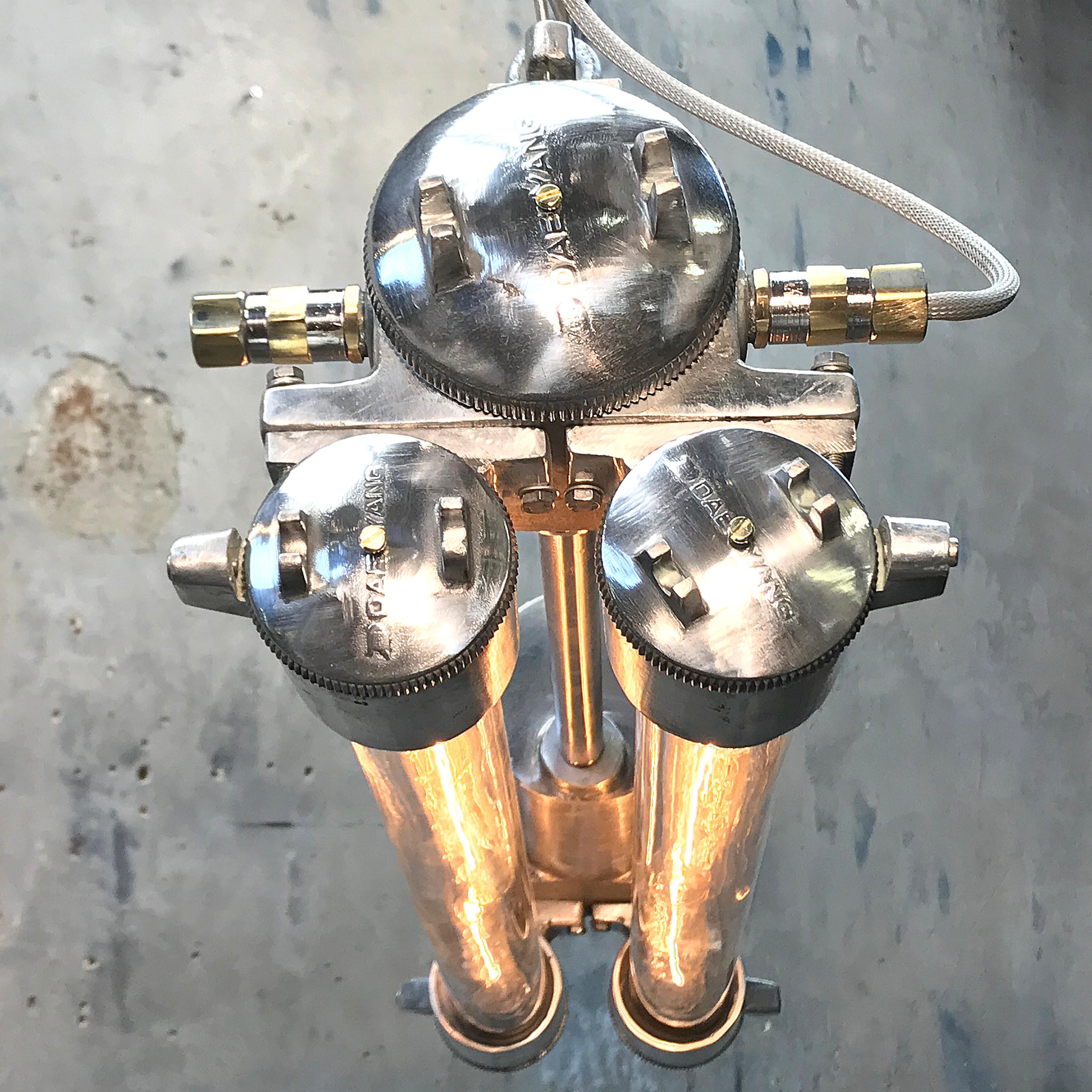 Bande lumineuse industrielle des années 1970 en aluminium, laiton et verre ignifugés, polie 2