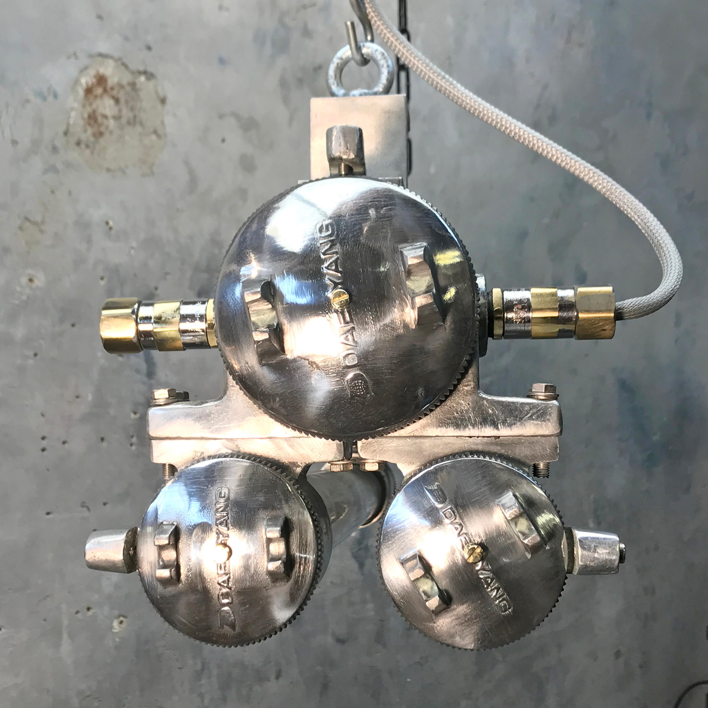 Bande lumineuse industrielle des années 1970 en aluminium, laiton et verre ignifugés, polie 5