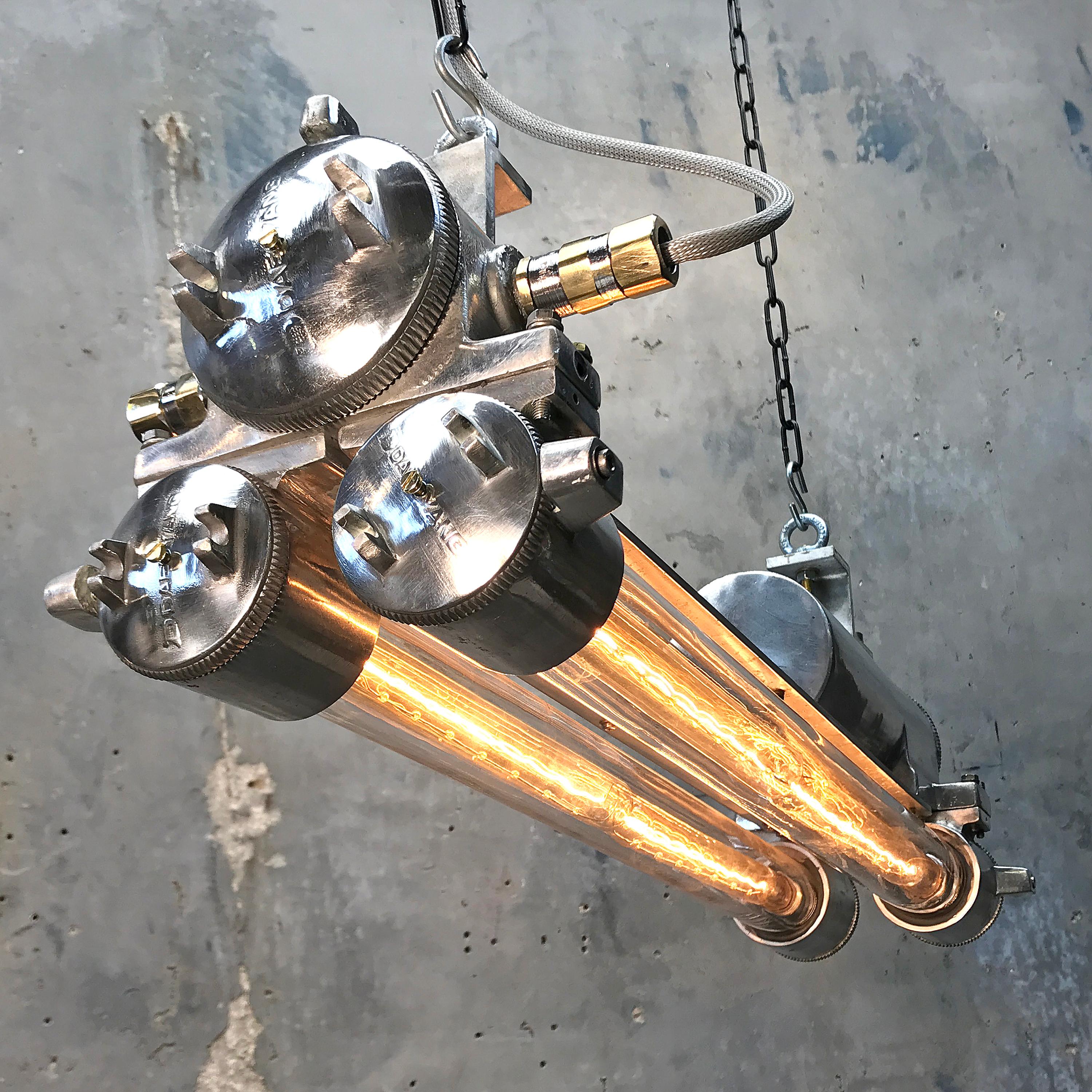 Bande lumineuse industrielle des années 1970 en aluminium, laiton et verre ignifugés, polie 6