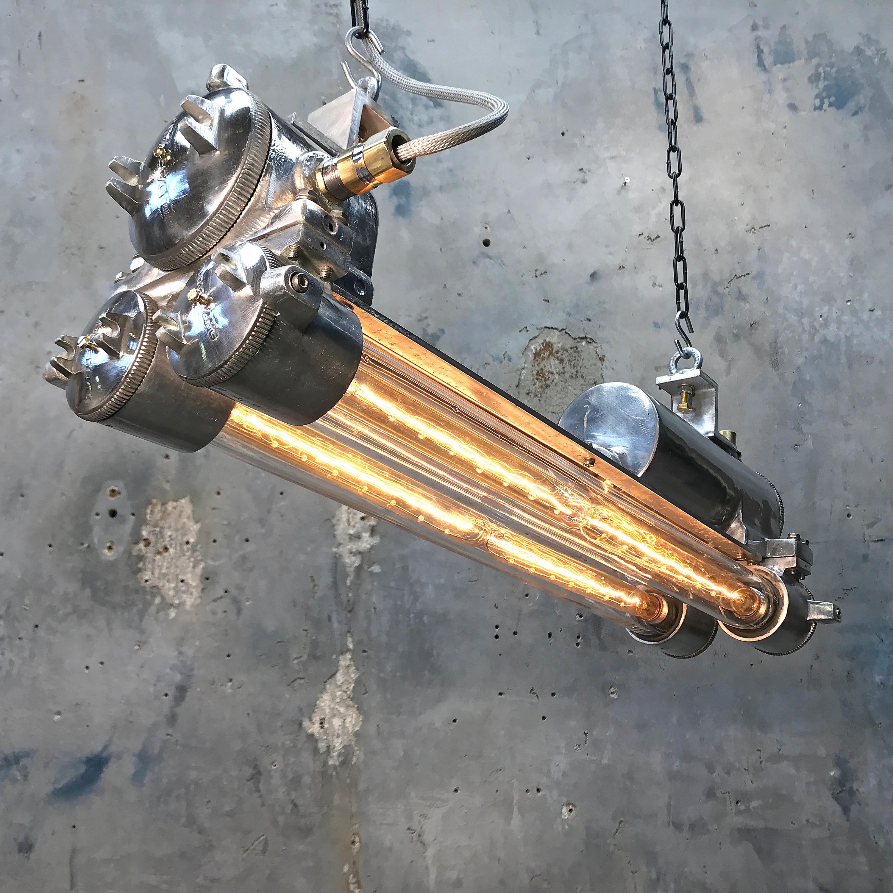 Bande lumineuse industrielle des années 1970 en aluminium, laiton et verre ignifugés, polie 8