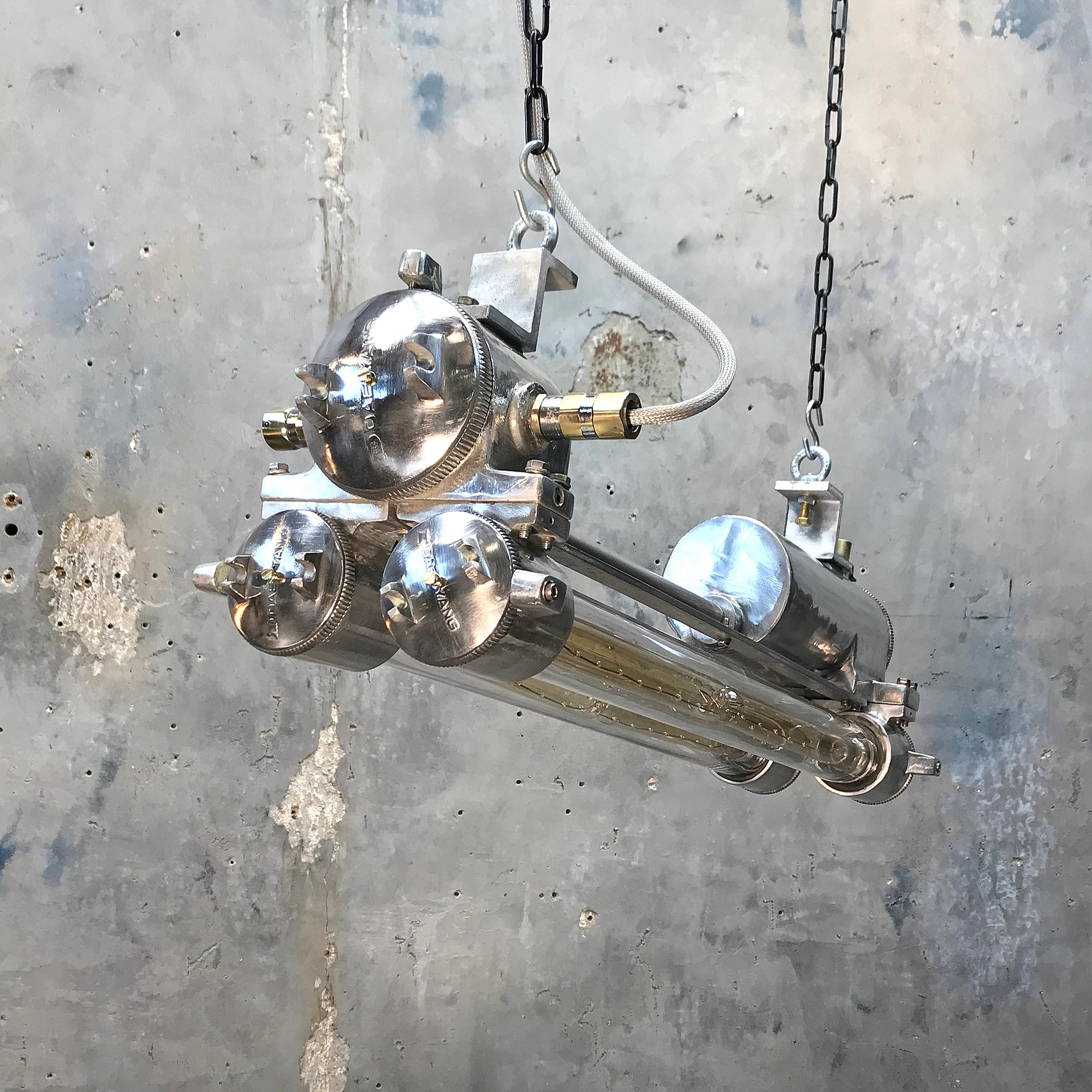 Bande lumineuse industrielle des années 1970 en aluminium, laiton et verre ignifugés, polie 9